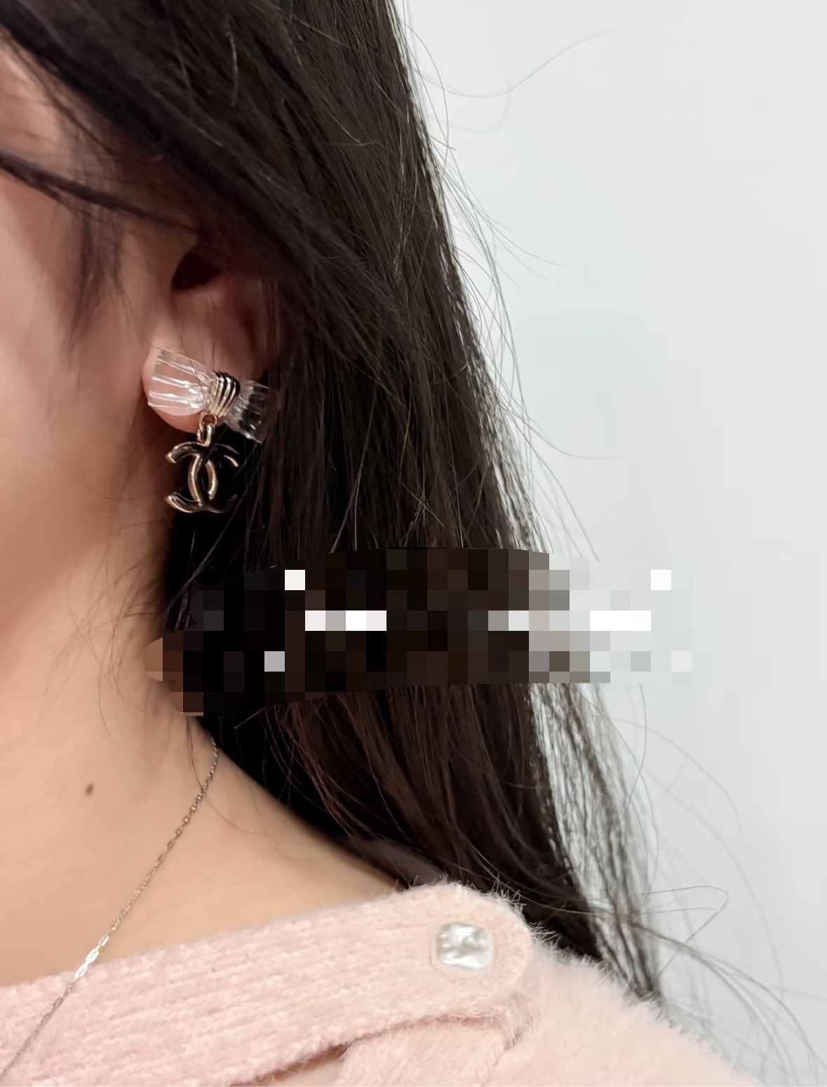  Chanel25。亚克力透明蝴蝶结耳环
满满灵动感🤩🤩
甜美~佩戴率高
这一季很少女~活力俏皮!可日常