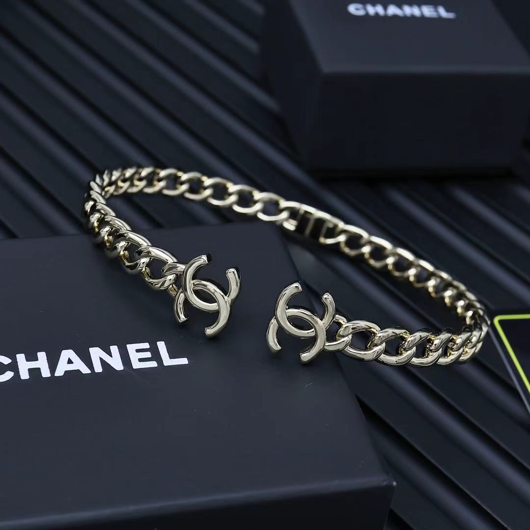 Chanel镂空字母链条项圈😘
除了惊艳还是惊艳，巨美巨好看，巨巨无敌，简约大方日常款，风格永存，💪经