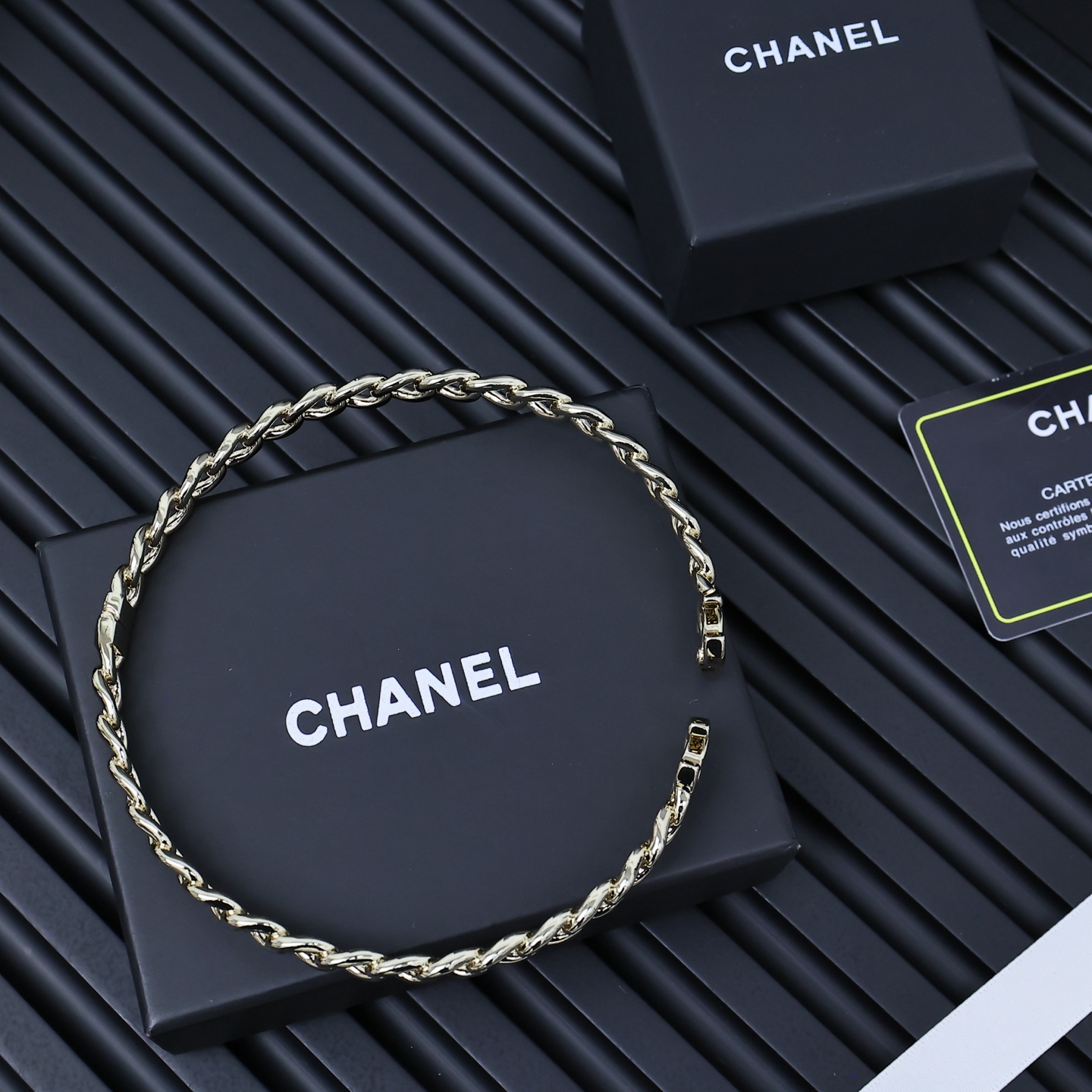 Chanel镂空字母链条项圈😘
除了惊艳还是惊艳，巨美巨好看，巨巨无敌，简约大方日常款，风格永存，💪经