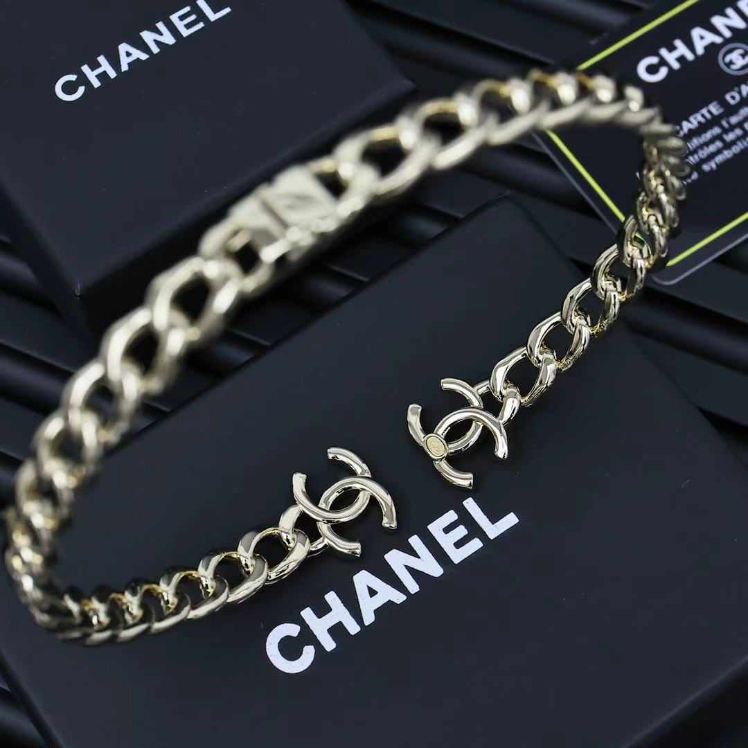  Chanel镂空字母链条项圈😘
除了惊艳还是惊艳，巨美巨好看，巨巨无敌，简约大方日常款，风格永存，💪经