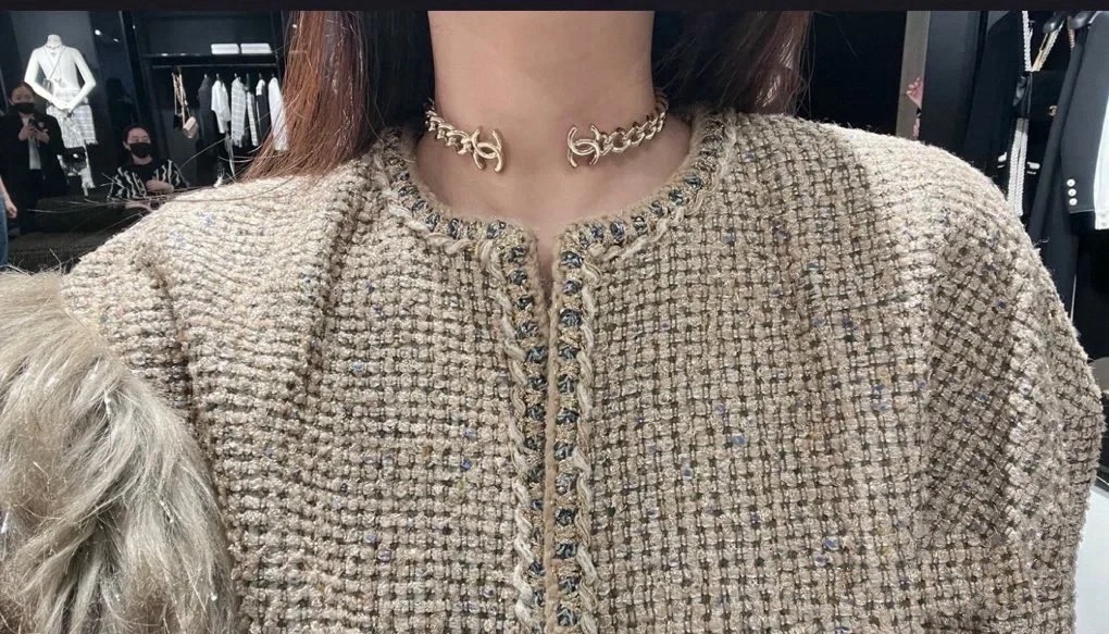  Chanel镂空字母链条项圈😘
除了惊艳还是惊艳，巨美巨好看，巨巨无敌，简约大方日常款，风格永存，💪经