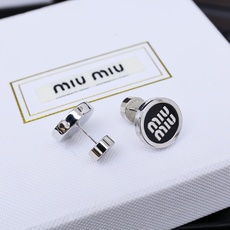 miumiu 珐琅纽扣字母耳钉miumiu的logo设计元素,极简主义,不只是简单,每个细节都透露出气质 miumiu 珐琅纽扣字母耳钉miumiu的logo设计元素,极简主义,不只是简单,每个细节都透露出气质