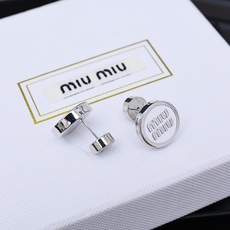 miumiu 珐琅纽扣字母耳钉miumiu的logo设计元素,极简主义,不只是简单,每个细节都透露出气质 miumiu 珐琅纽扣字母耳钉miumiu的logo设计元素,极简主义,不只是简单,每个细节都透露出气质