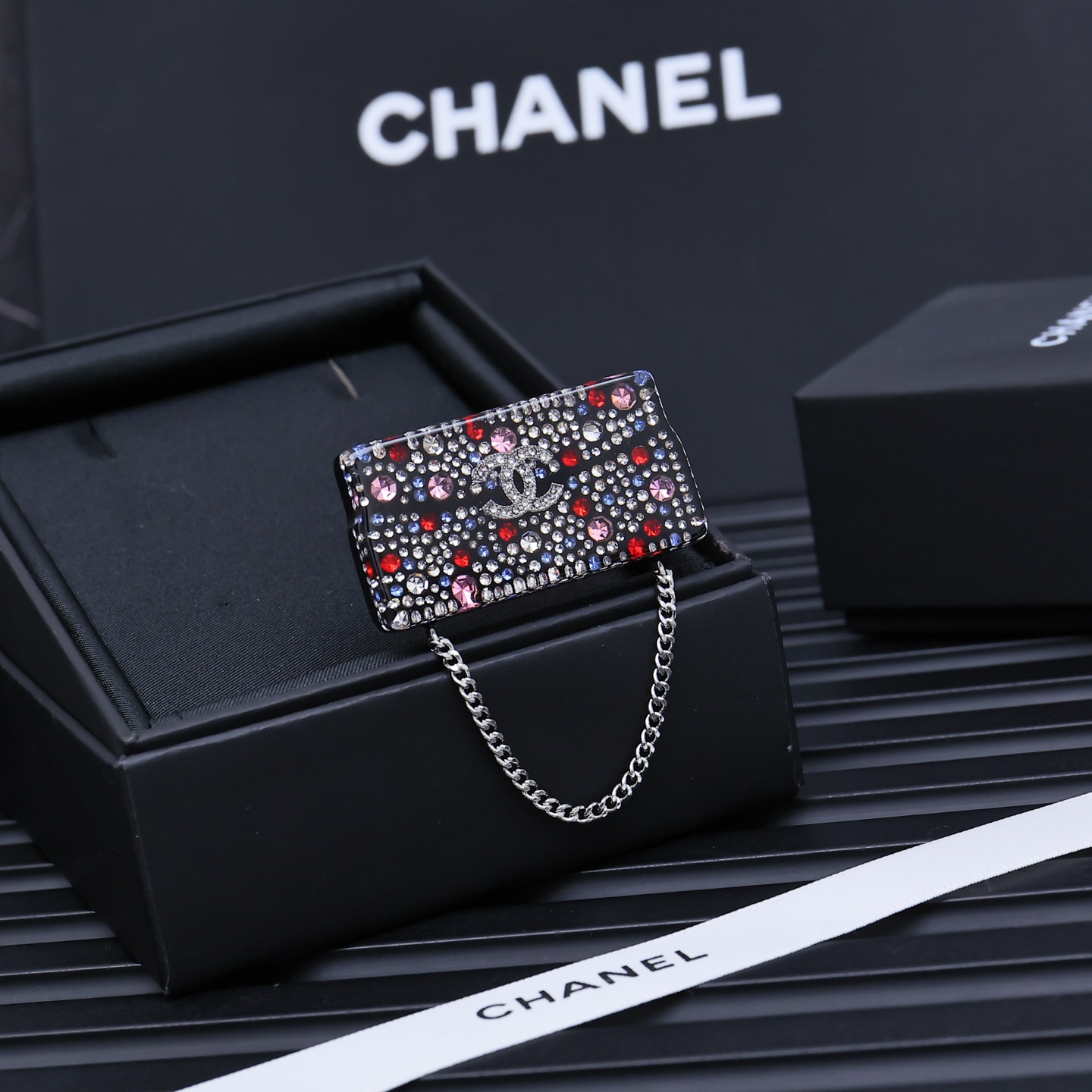  chanel25。彩钻亚克力包包胸针
彩钻胸针，有种被冰雪冻住的
感觉，色彩斑斓，的好减龄耶
1100