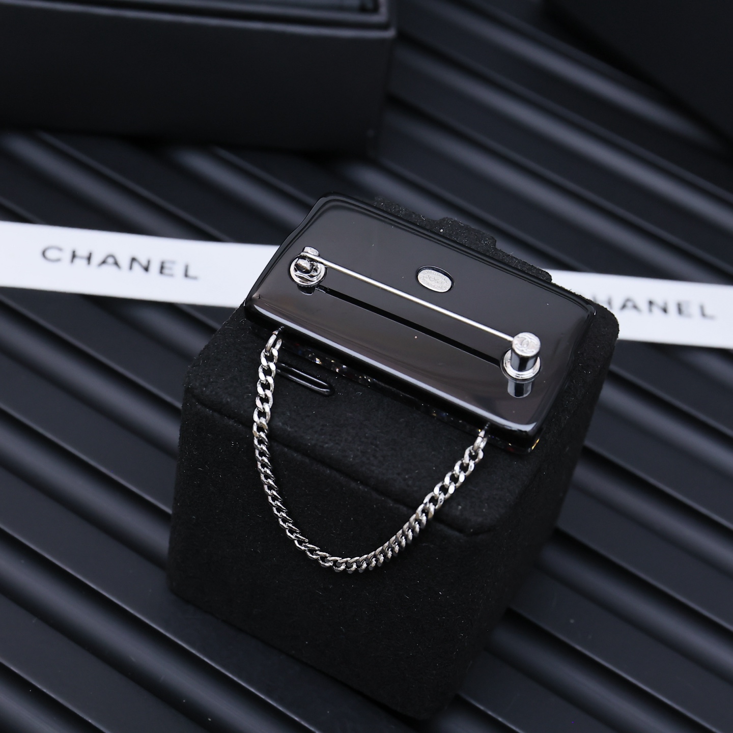  chanel25。彩钻亚克力包包胸针
彩钻胸针，有种被冰雪冻住的
感觉，色彩斑斓，的好减龄耶
1100