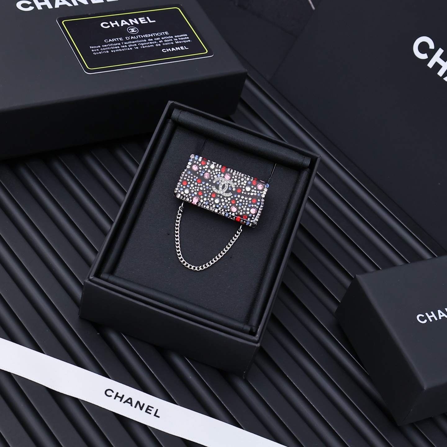  chanel25。彩钻亚克力包包胸针
彩钻胸针，有种被冰雪冻住的
感觉，色彩斑斓，的好减龄耶
1100
