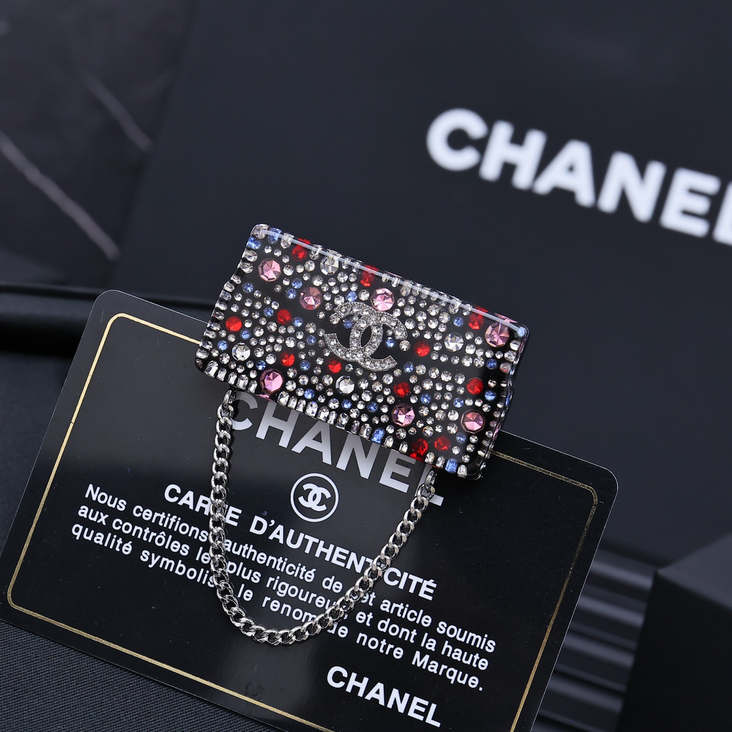  chanel25。彩钻亚克力包包胸针
彩钻胸针，有种被冰雪冻住的
感觉，色彩斑斓，的好减龄耶
1100