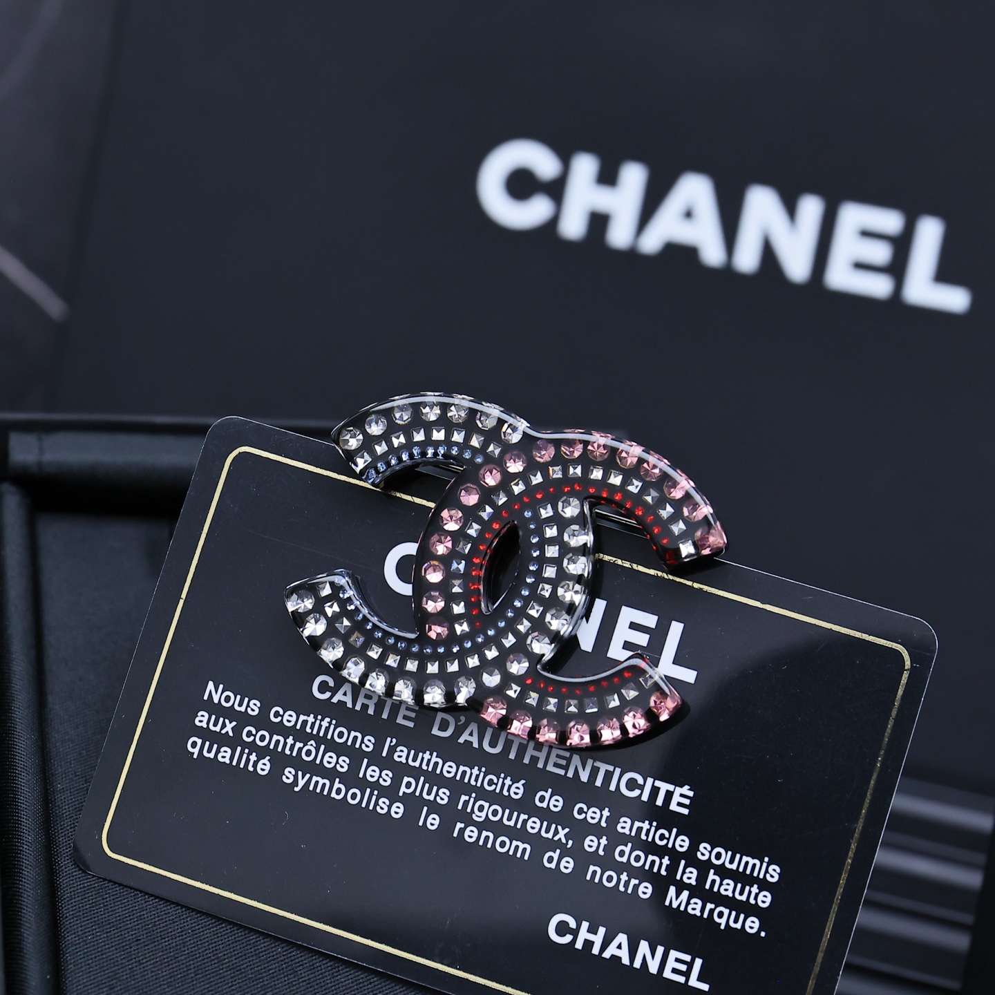  chanel25。彩钻亚克力双c字母胸针
彩钻胸针，有种被冰雪冻住的
感觉，色彩斑斓，的好减龄耶
09