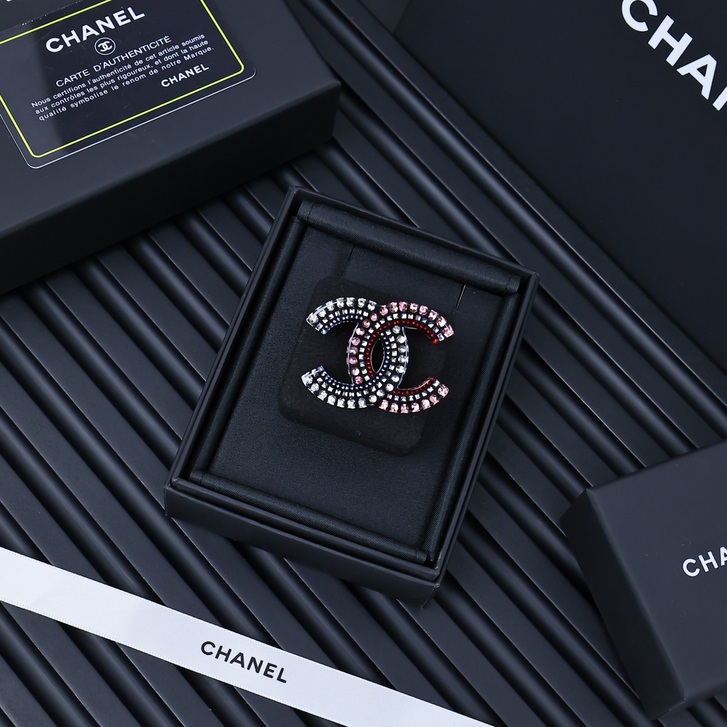 chanel25。彩钻亚克力双c字母胸针
彩钻胸针，有种被冰雪冻住的
感觉，色彩斑斓，的好减龄耶
09
