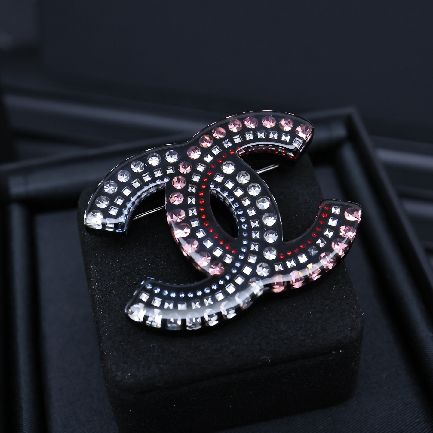  chanel25。彩钻亚克力双c字母胸针
彩钻胸针，有种被冰雪冻住的
感觉，色彩斑斓，的好减龄耶
09