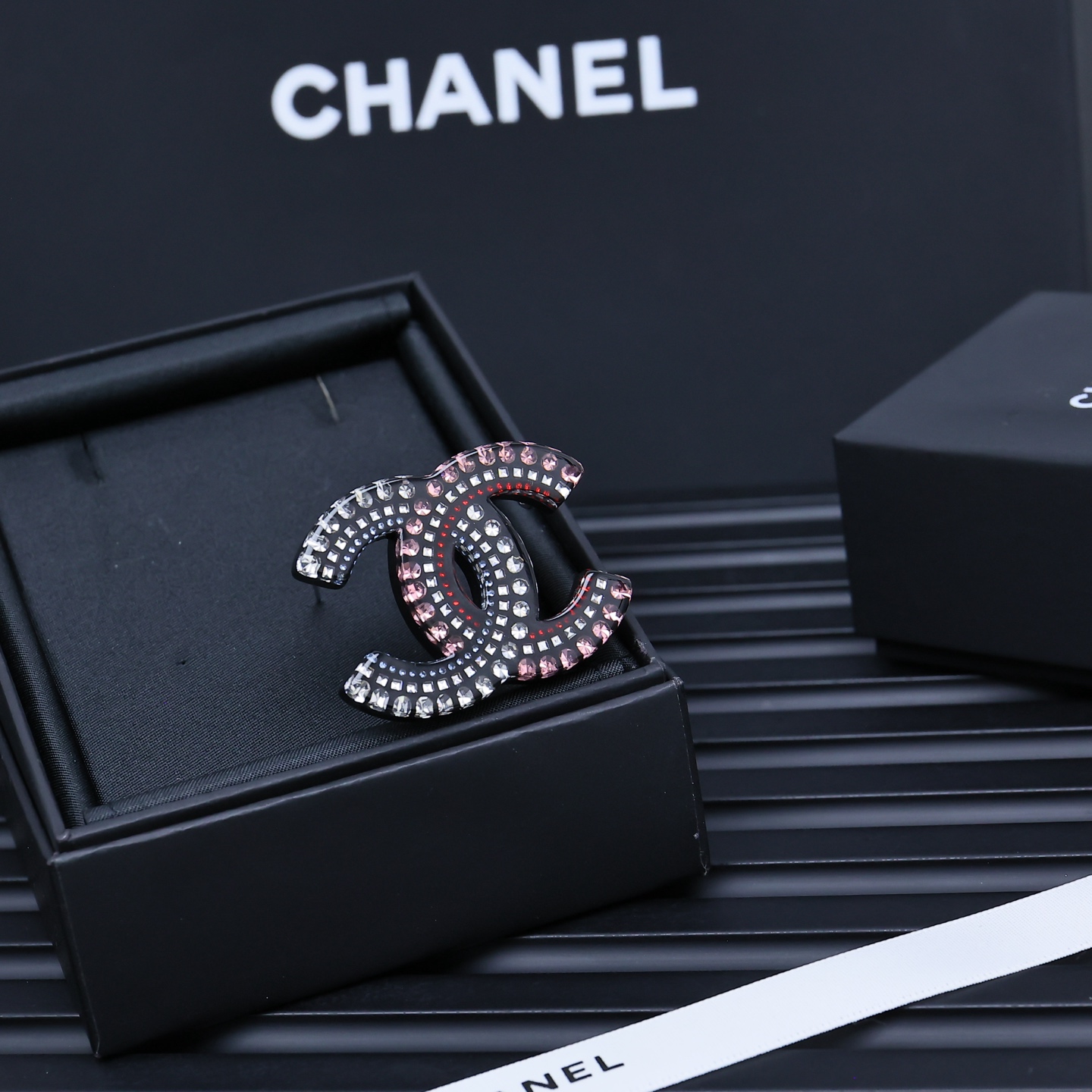  chanel25。彩钻亚克力双c字母胸针
彩钻胸针，有种被冰雪冻住的
感觉，色彩斑斓，的好减龄耶
09