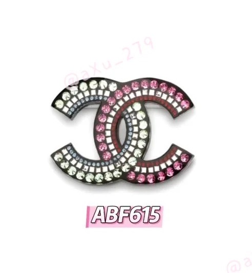  chanel25。彩钻亚克力双c字母胸针
彩钻胸针，有种被冰雪冻住的
感觉，色彩斑斓，的好减龄耶
09