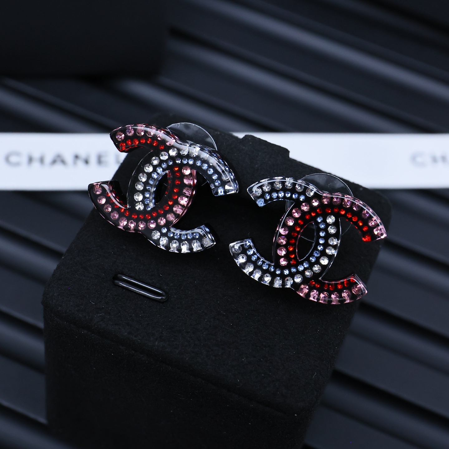  chanel25。彩钻亚克力双c耳钉
彩钻胸针，有种被冰雪冻住的
感觉，色彩斑斓，的好减龄耶
0800