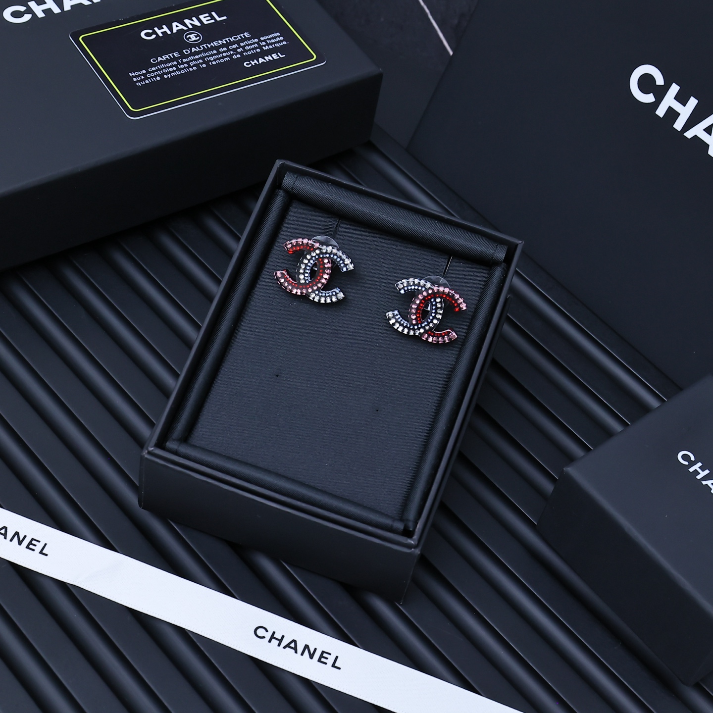  chanel25。彩钻亚克力双c耳钉
彩钻胸针，有种被冰雪冻住的
感觉，色彩斑斓，的好减龄耶
0800