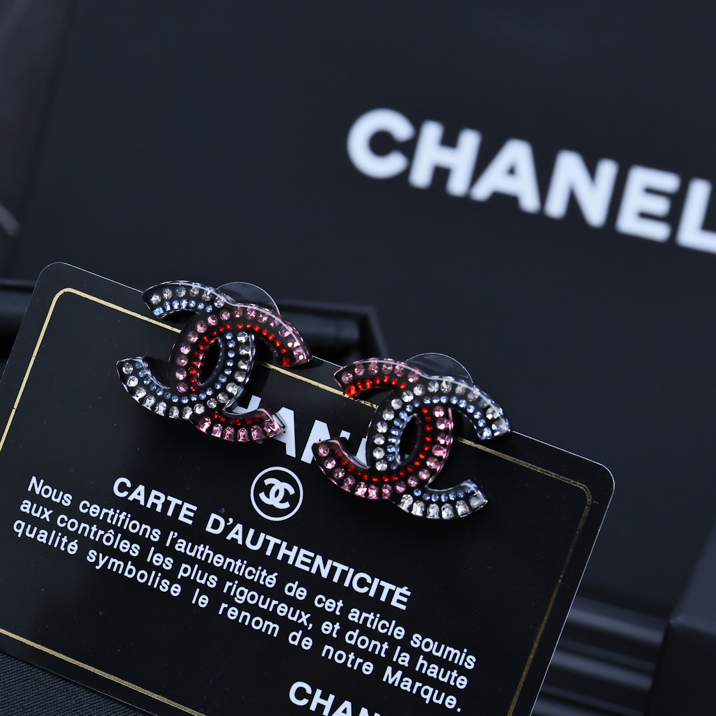  chanel25。彩钻亚克力双c耳钉
彩钻胸针，有种被冰雪冻住的
感觉，色彩斑斓，的好减龄耶
0800