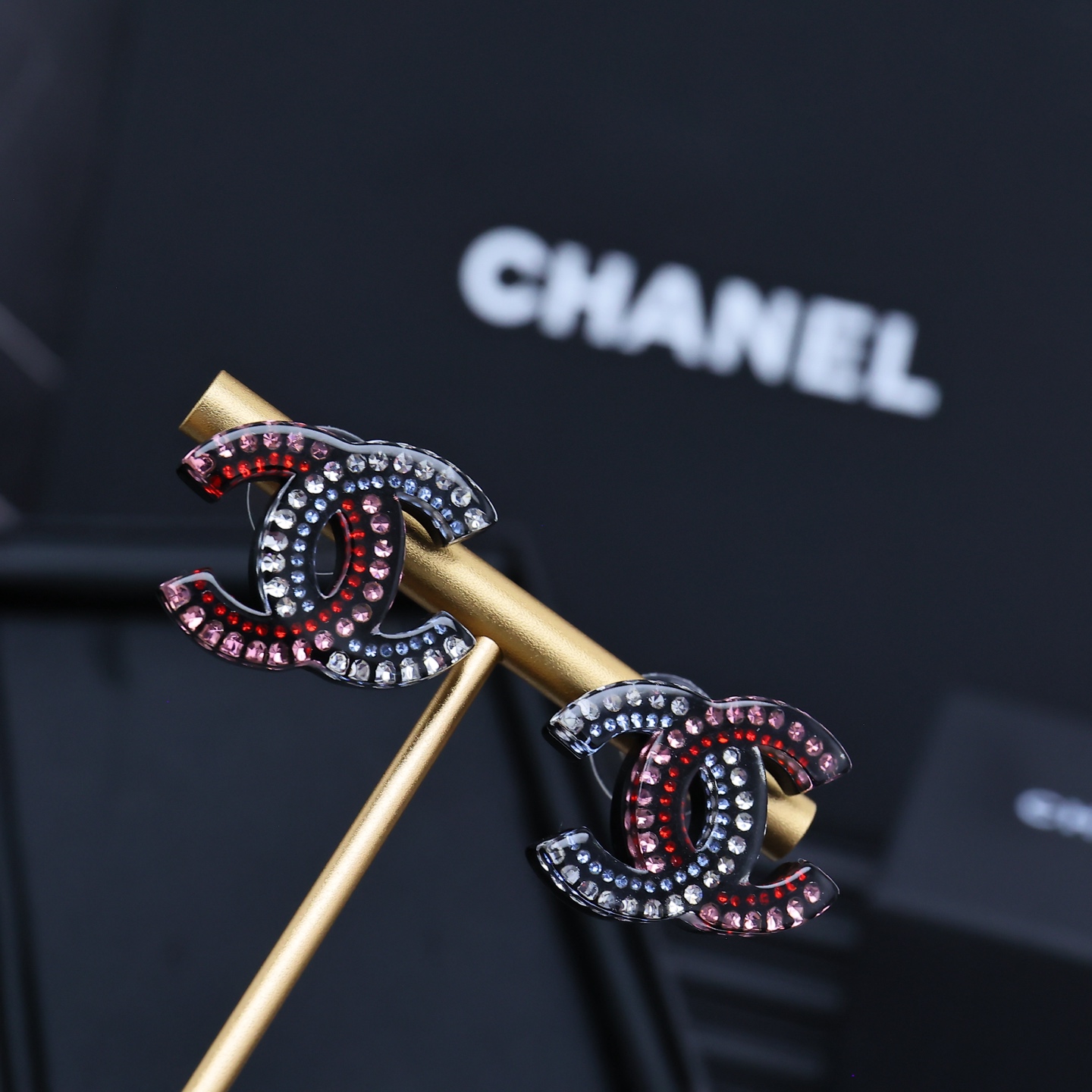  chanel25。彩钻亚克力双c耳钉
彩钻胸针，有种被冰雪冻住的
感觉，色彩斑斓，的好减龄耶
0800