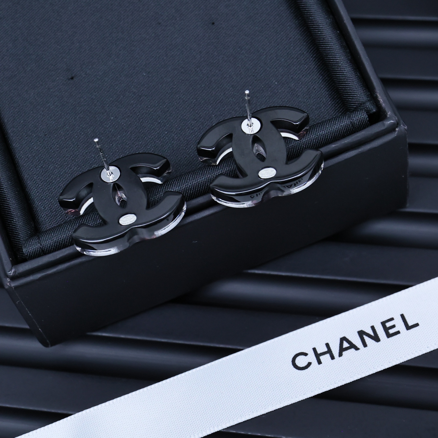  chanel25。彩钻亚克力双c耳钉
彩钻胸针，有种被冰雪冻住的
感觉，色彩斑斓，的好减龄耶
0800