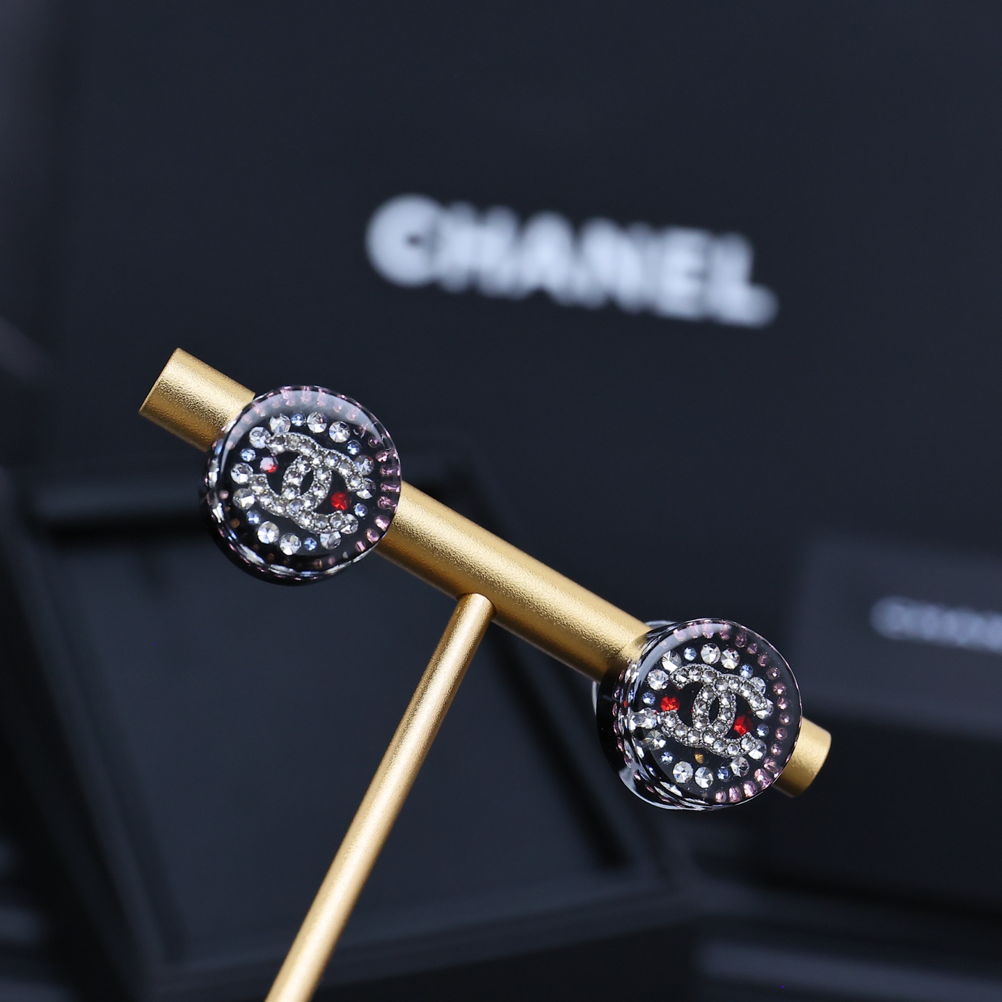  Chanel25S彩钻亚克力圆形纽扣耳钉
彩钻胸针，有种被冰雪冻住的
感觉，色彩斑斓，的好减龄耶
07
