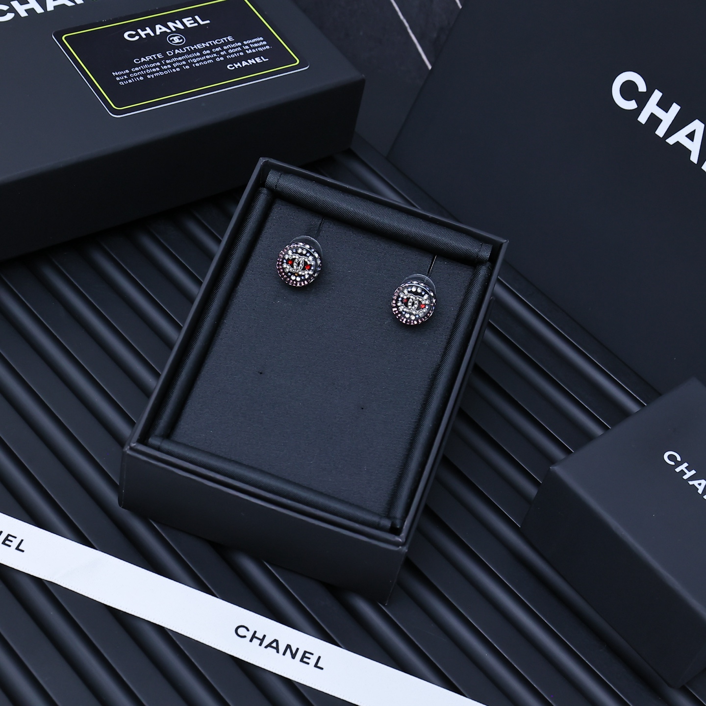  Chanel25S彩钻亚克力圆形纽扣耳钉
彩钻胸针，有种被冰雪冻住的
感觉，色彩斑斓，的好减龄耶
07