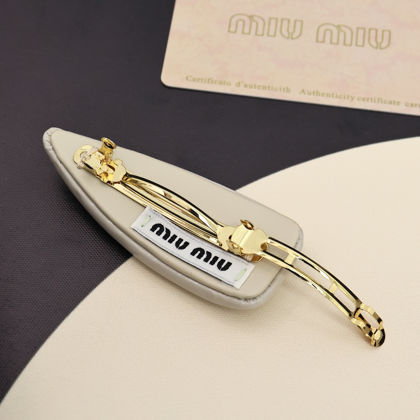 miumiu。糖果色面包发夹萌动的少女心被稳稳的拿捏了[可怜]谁能拒绝这款小可爱呢!一款绝美发夹，让你天