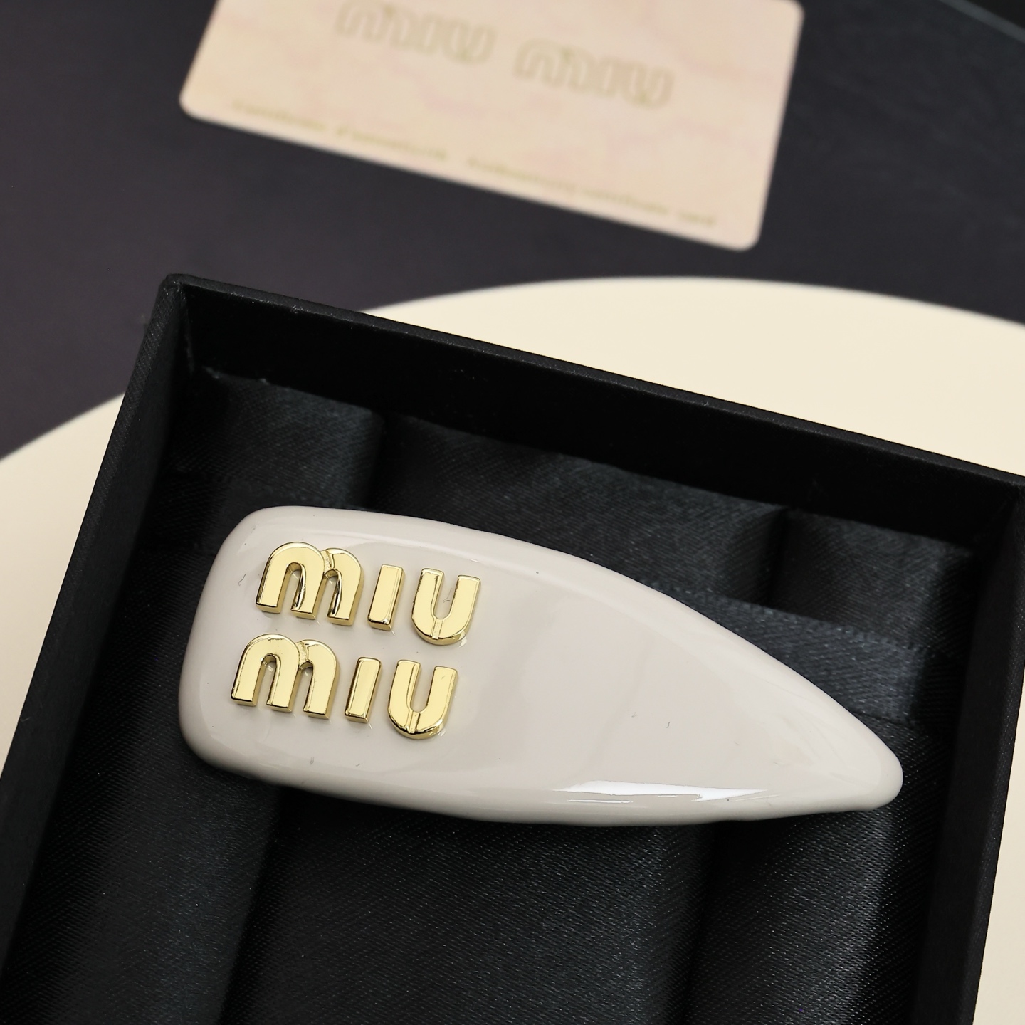 miumiu。糖果色面包发夹萌动的少女心被稳稳的拿捏了[可怜]谁能拒绝这款小可爱呢!一款绝美发夹，让你天