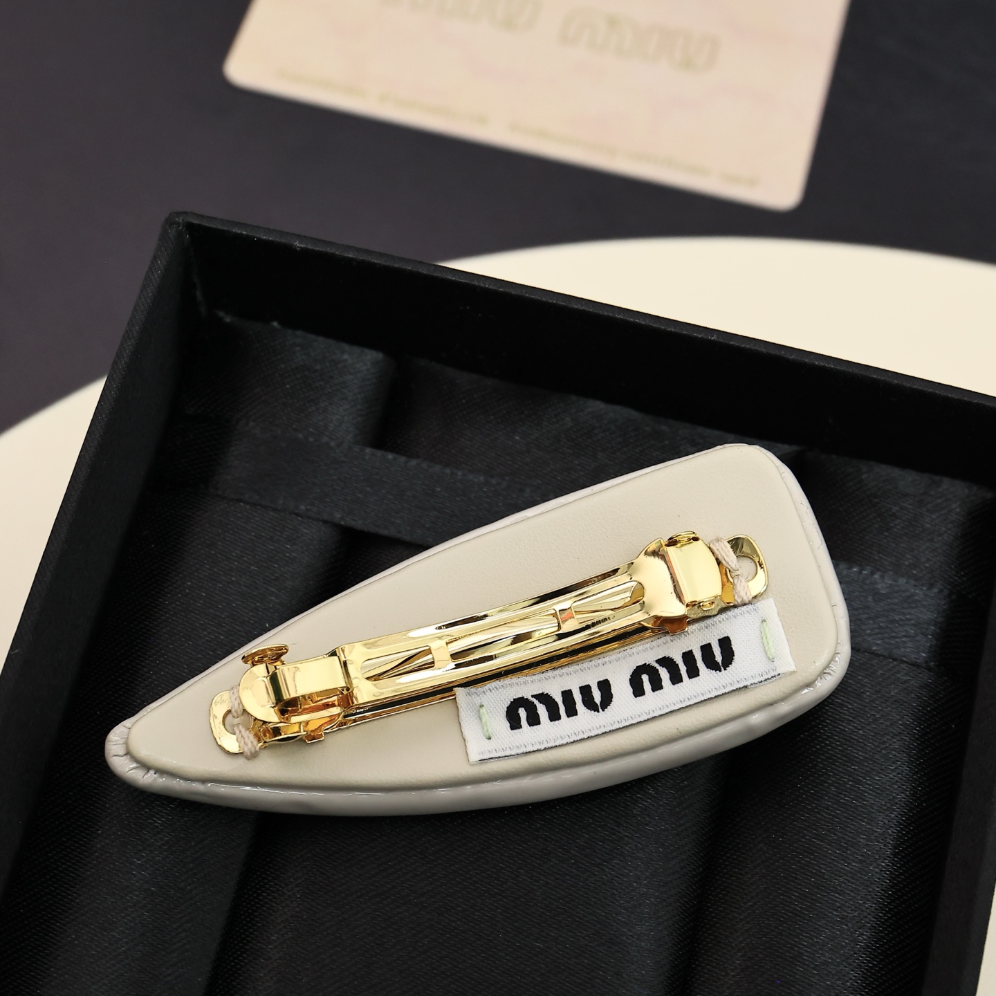 miumiu。糖果色面包发夹萌动的少女心被稳稳的拿捏了[可怜]谁能拒绝这款小可爱呢!一款绝美发夹，让你天