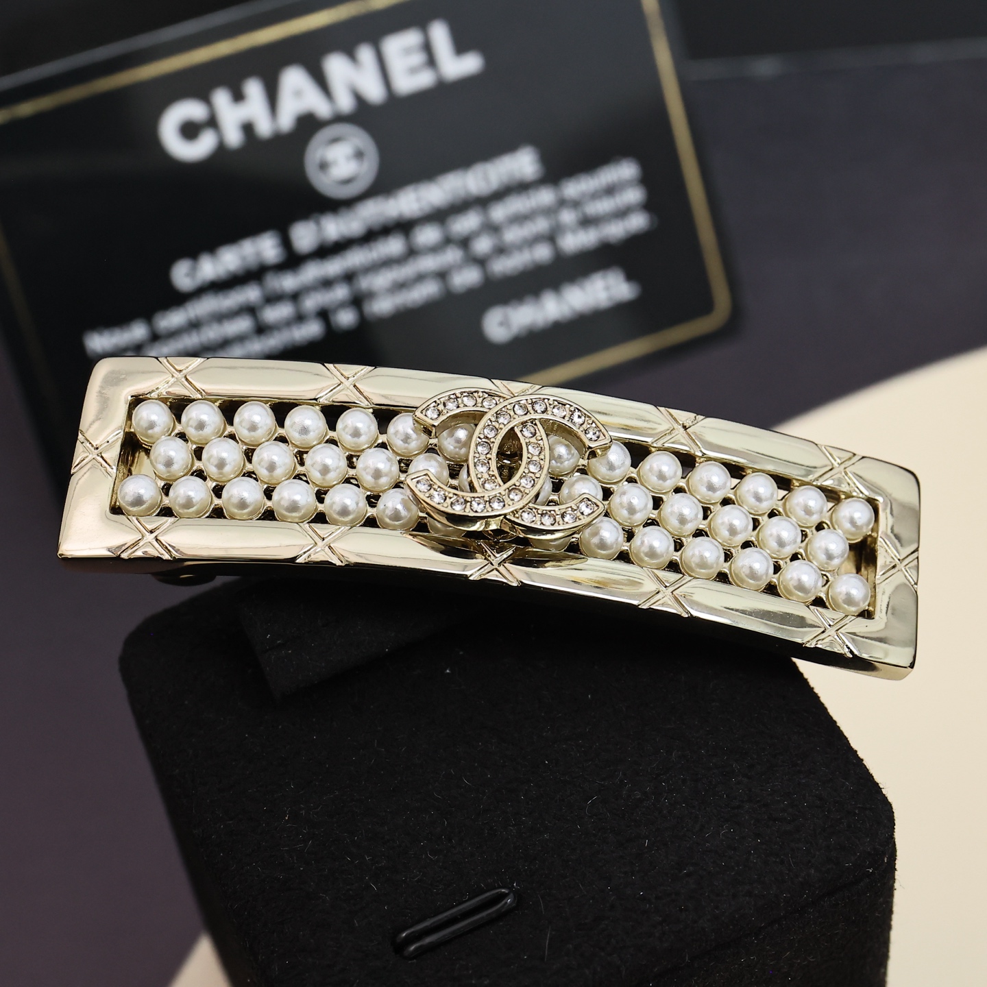  Chanel25A手工坊菱格珍珠发夹
香奈儿高珠即视感 妥妥的千金风
贵气的很~璀璨夺目 超闪 好高贵