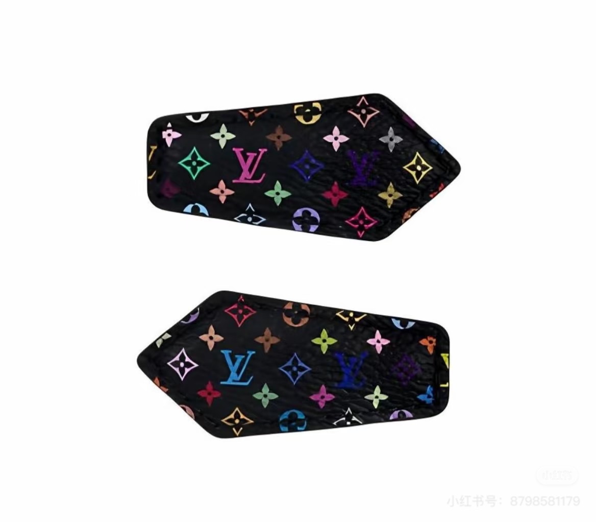  LV&黑白三彩对夹
以其标志性的花朵图案就在时尚圈火了很久经典老花汲取色彩灵感，以三彩填充图案
清爽白