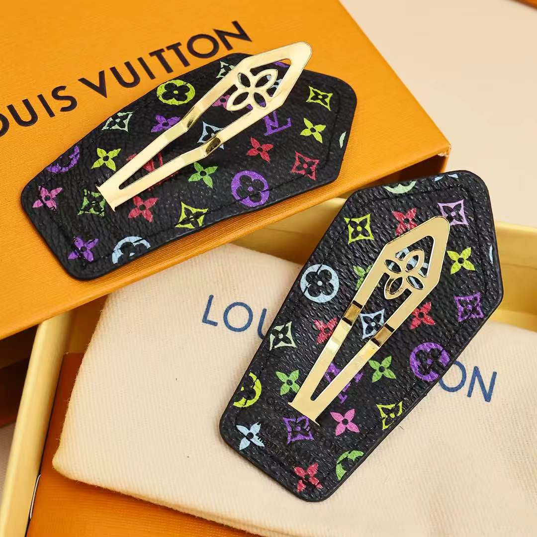  LV&黑白三彩对夹
以其标志性的花朵图案就在时尚圈火了很久经典老花汲取色彩灵感，以三彩填充图案
清爽白