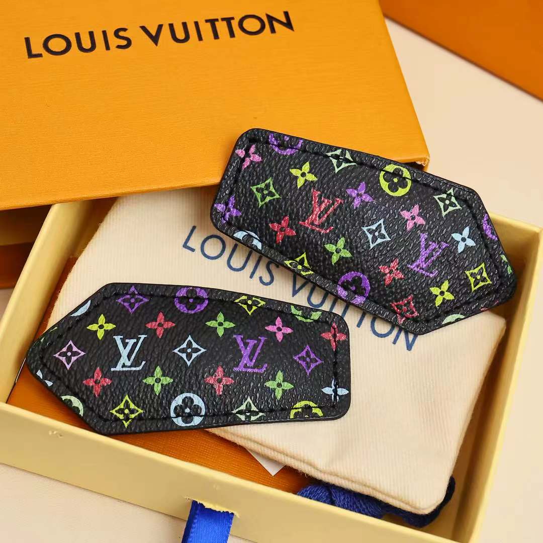  LV&黑白三彩对夹
以其标志性的花朵图案就在时尚圈火了很久经典老花汲取色彩灵感，以三彩填充图案
清爽白