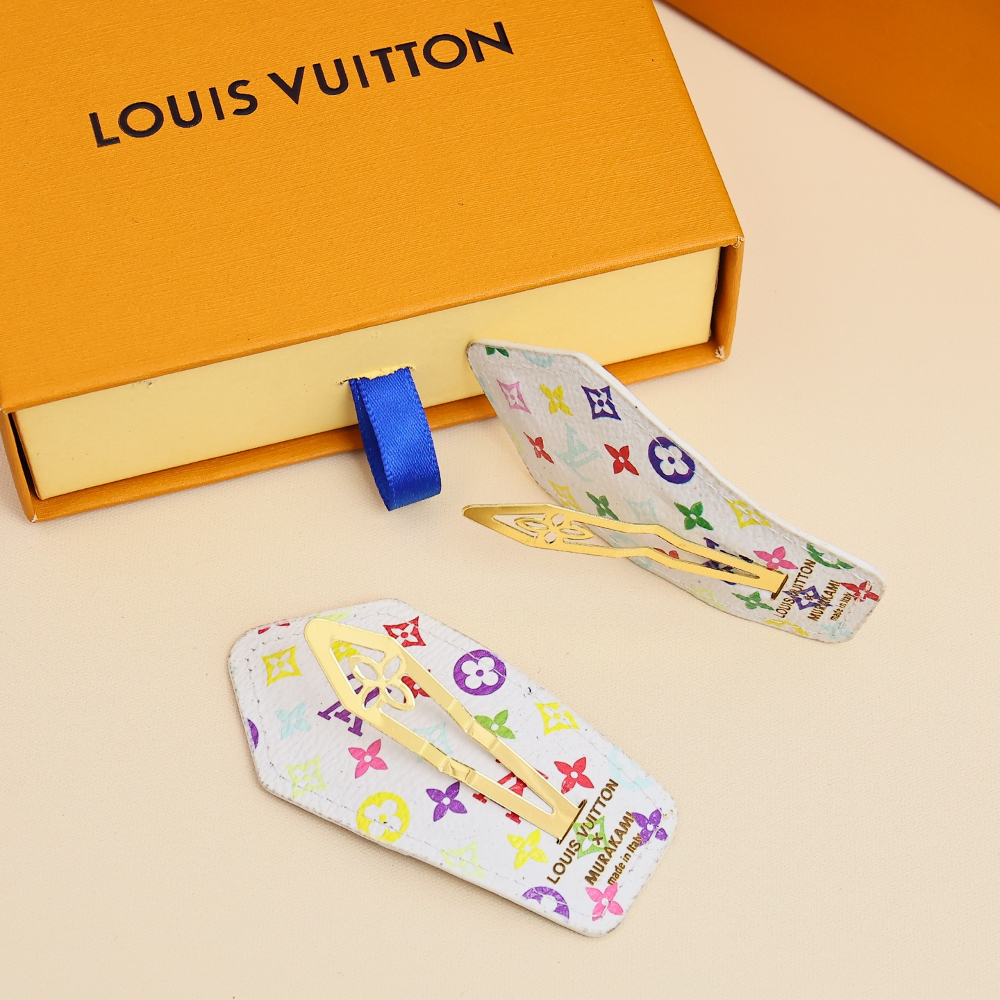  LV&黑白三彩对夹
以其标志性的花朵图案就在时尚圈火了很久经典老花汲取色彩灵感，以三彩填充图案
清爽白