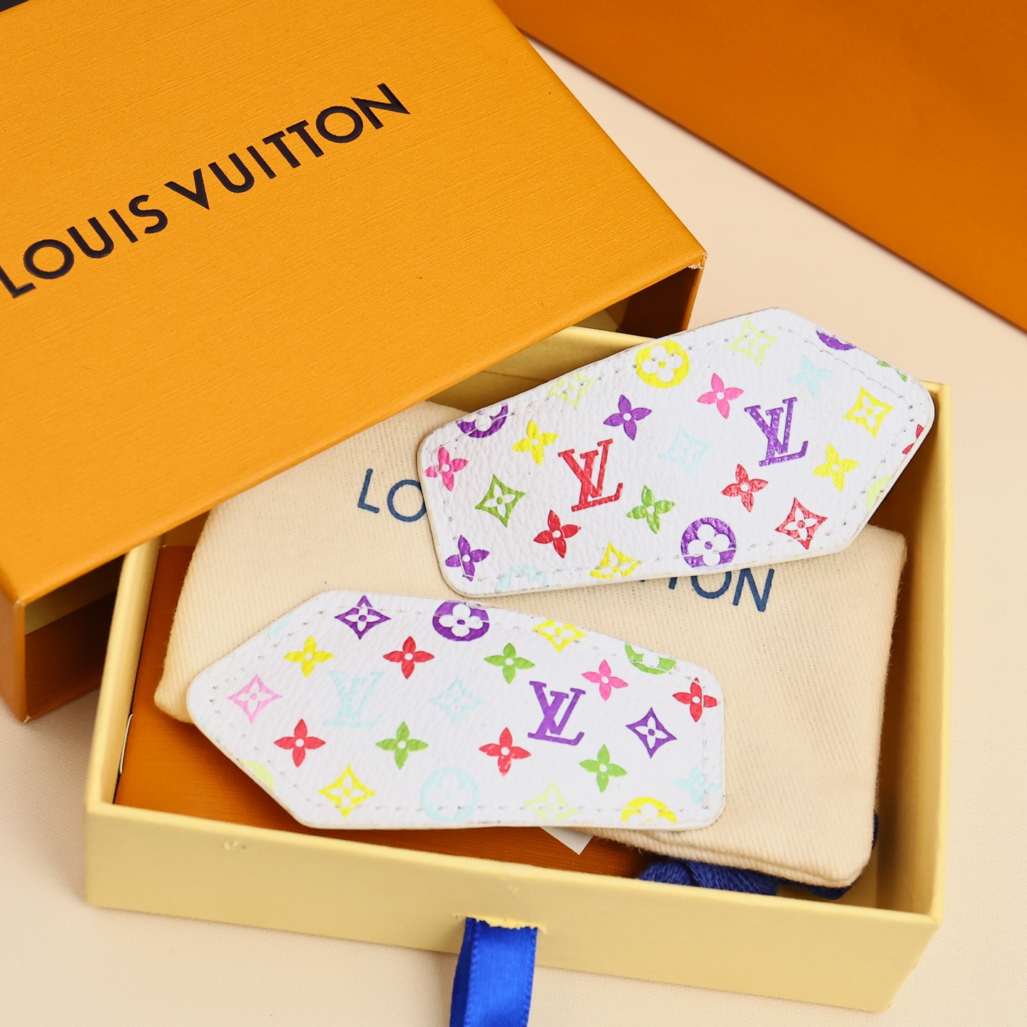  LV&黑白三彩对夹
以其标志性的花朵图案就在时尚圈火了很久经典老花汲取色彩灵感，以三彩填充图案
清爽白