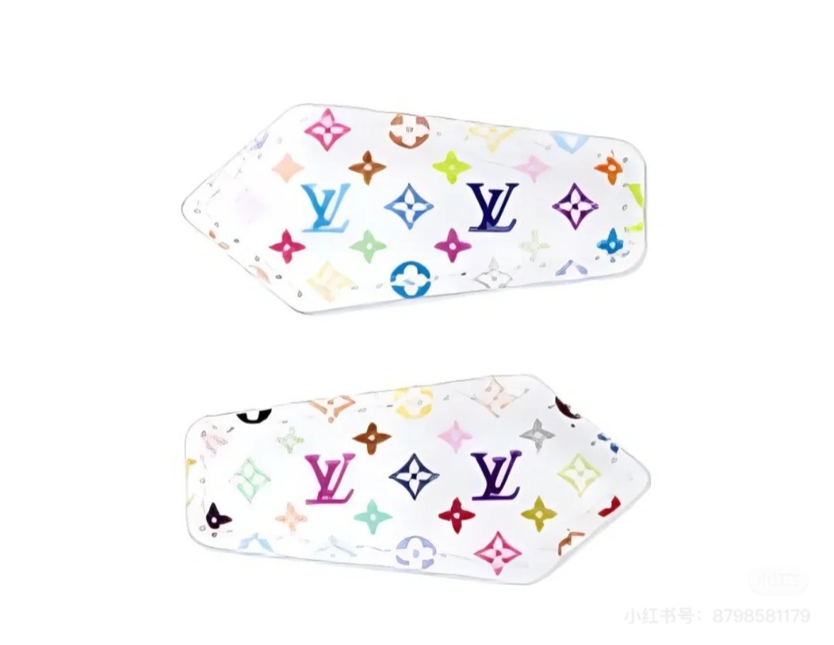  LV&黑白三彩对夹
以其标志性的花朵图案就在时尚圈火了很久经典老花汲取色彩灵感，以三彩填充图案
清爽白