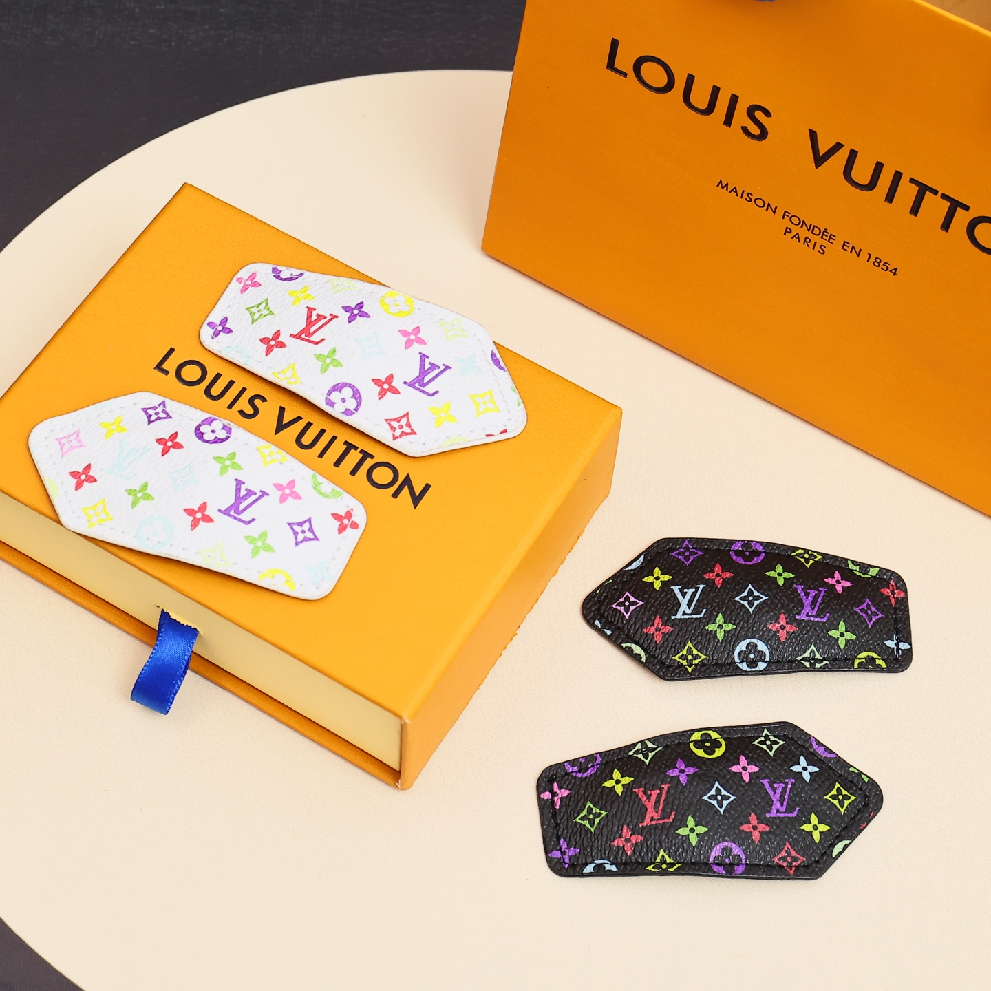  LV&黑白三彩对夹
以其标志性的花朵图案就在时尚圈火了很久经典老花汲取色彩灵感，以三彩填充图案
清爽白