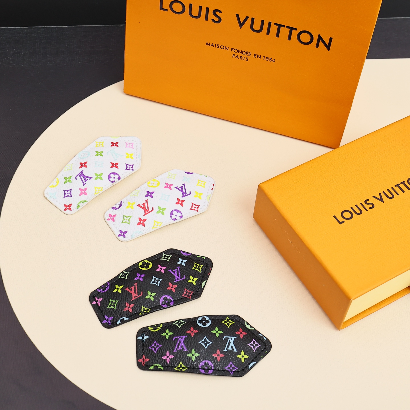  LV&黑白三彩对夹
以其标志性的花朵图案就在时尚圈火了很久经典老花汲取色彩灵感，以三彩填充图案
清爽白