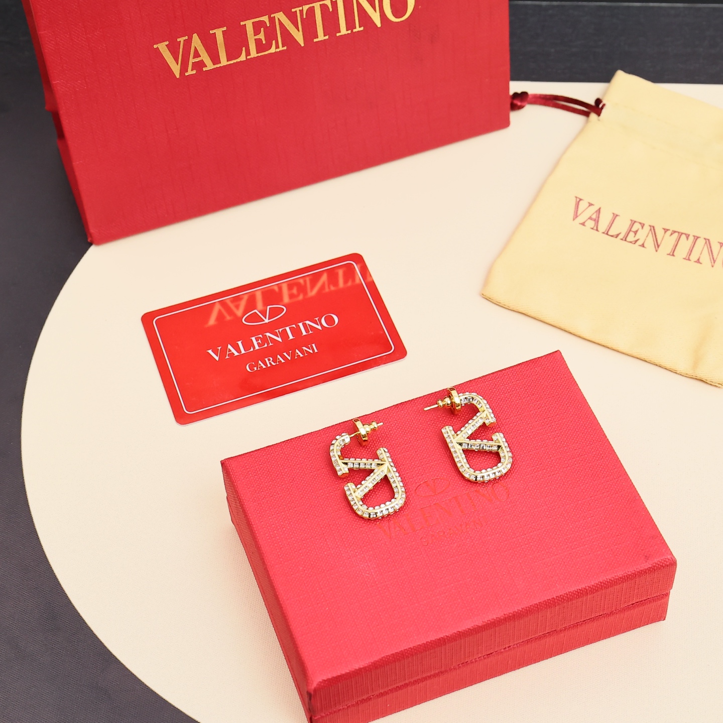  Valentino满镶方钻字母耳钉
这款镶钻耳钉美的我想大声尖叫!
小钻石让谁看了能不心动呢!!戴上耳