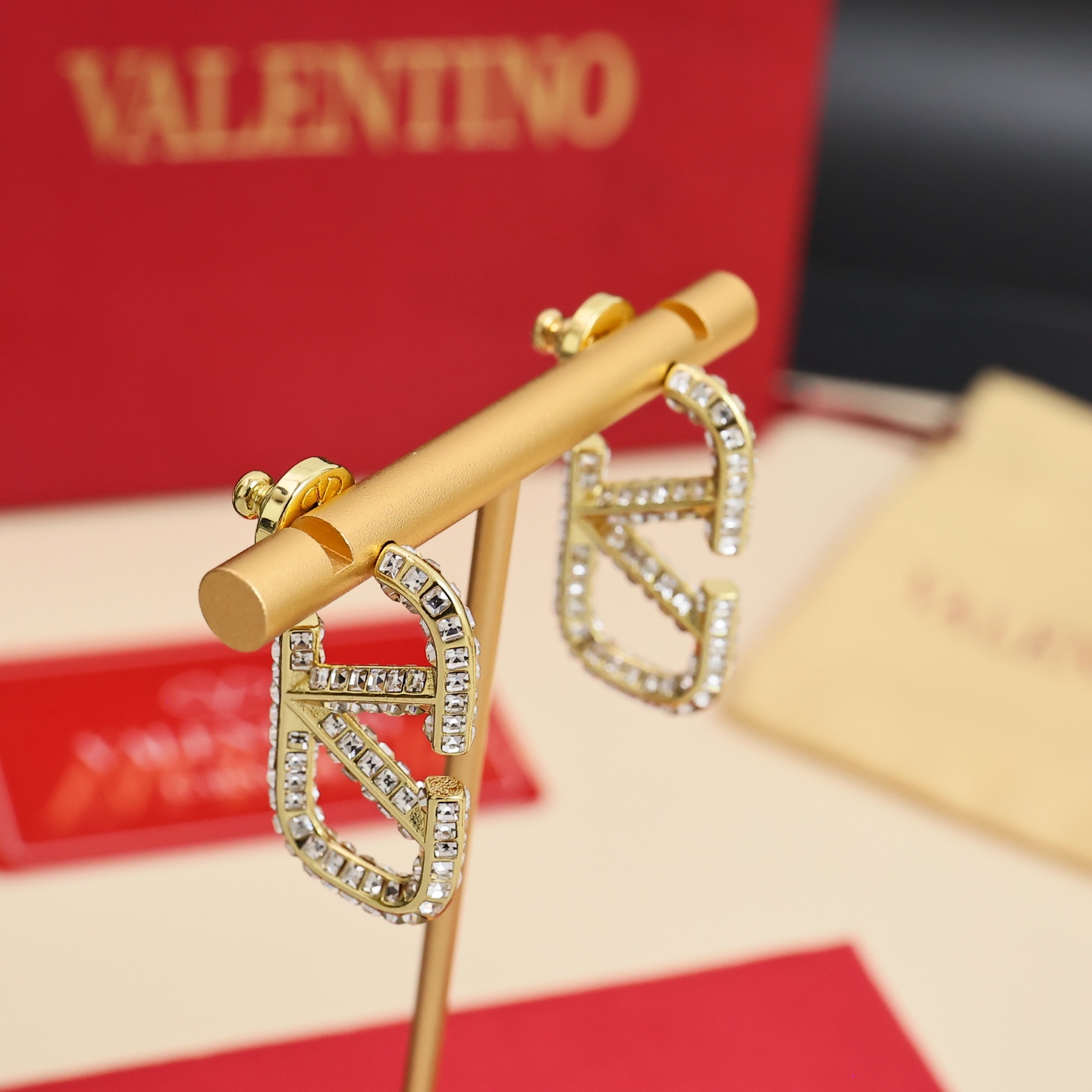  Valentino满镶方钻字母耳钉
这款镶钻耳钉美的我想大声尖叫!
小钻石让谁看了能不心动呢!!戴上耳