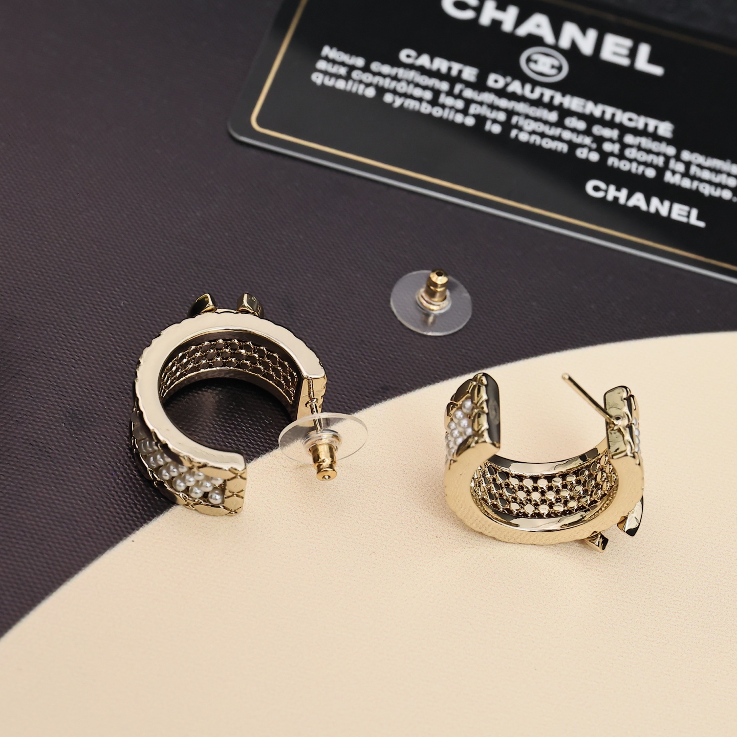  Chanel25A手工坊菱格珍珠耳环
香奈儿高珠即视感 妥妥的千金风
贵气的很~璀璨夺目 超闪 好高贵