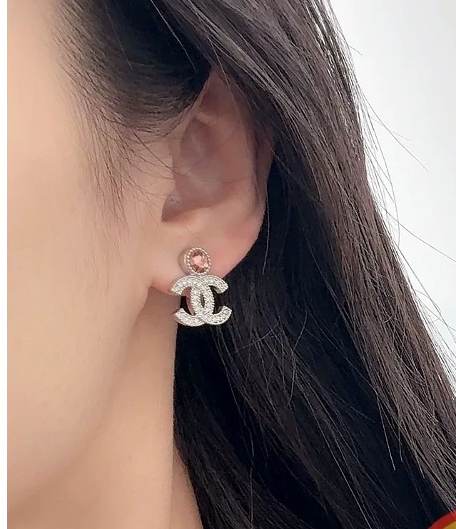  𝑪𝒉𝒂𝒏𝒆𝒍 满钻双c耳钉
这期必入的一款！经典双c设计！
随便搭配都不会出错！个性又时尚感满✨
06