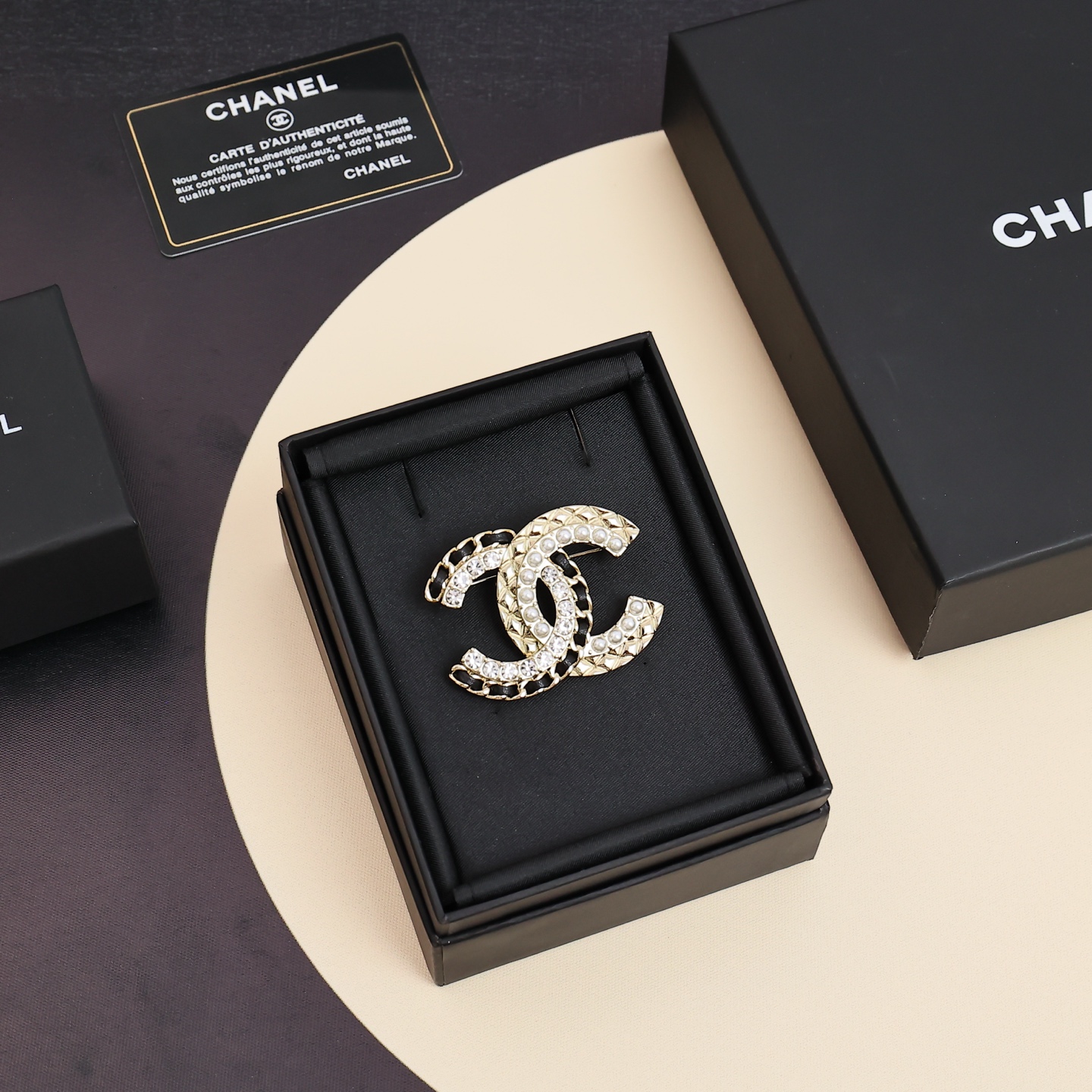  Chanel羊皮水钻双C胸针
菱格纹，水钻，珍珠，羊皮
一口气集齐香奶奶的4大经典元素
经典好看还百搭