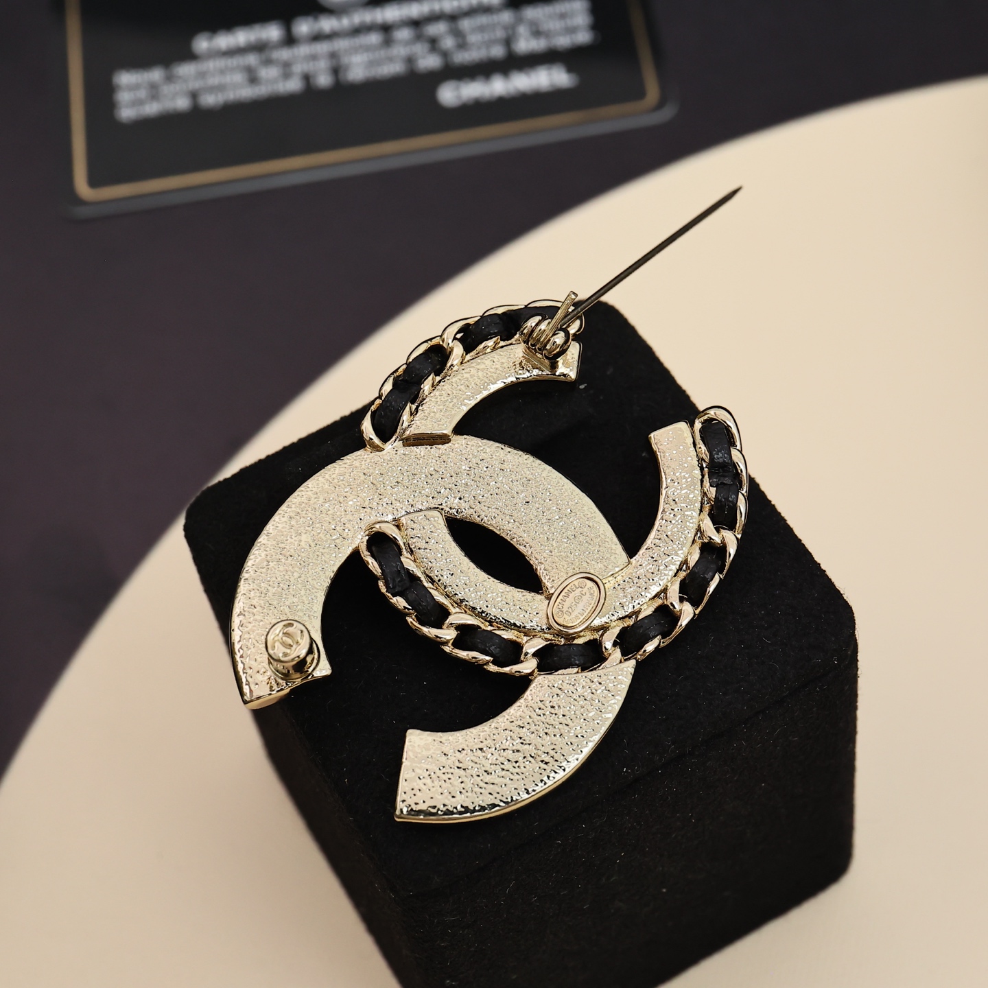  Chanel羊皮水钻双C胸针
菱格纹，水钻，珍珠，羊皮
一口气集齐香奶奶的4大经典元素
经典好看还百搭