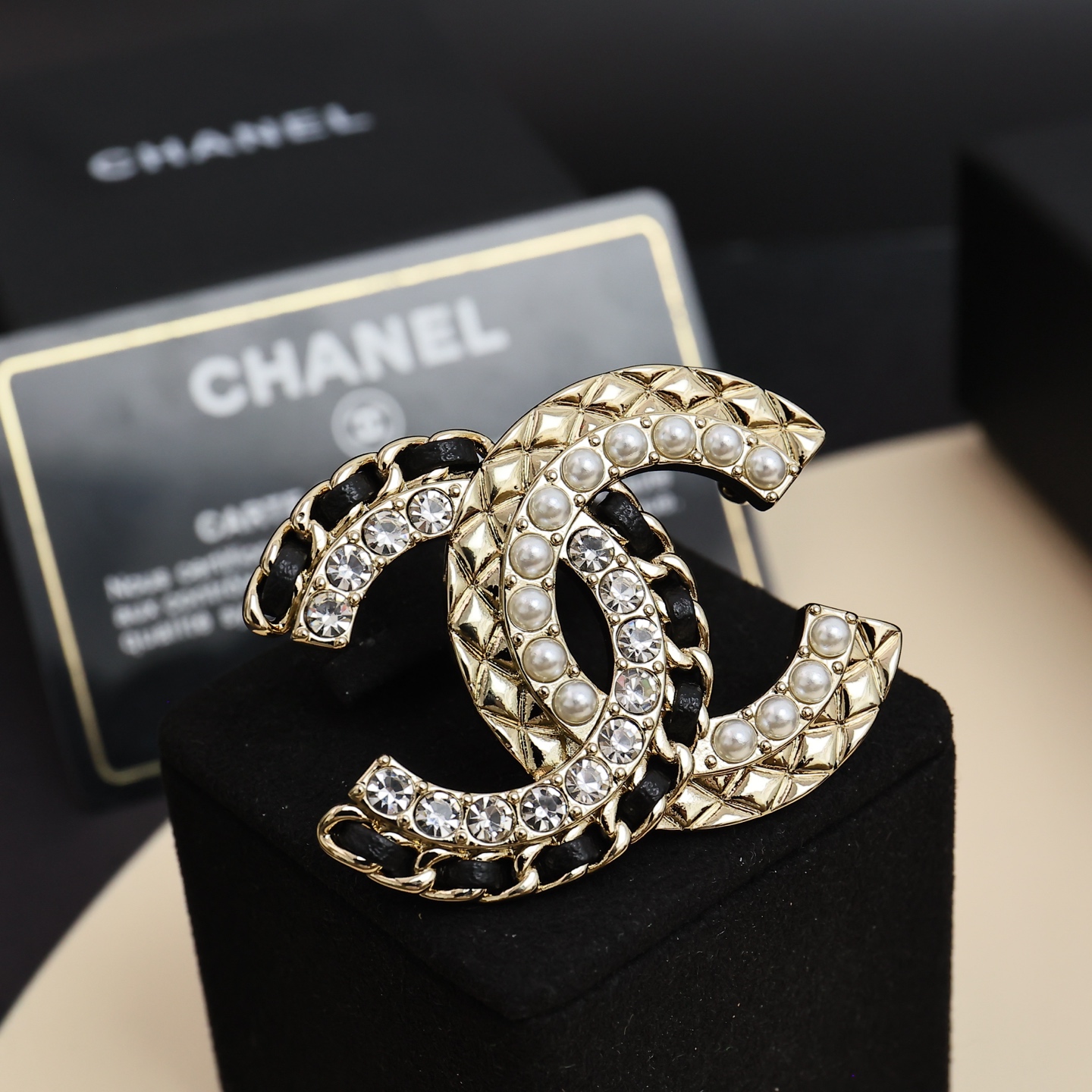  Chanel羊皮水钻双C胸针
菱格纹，水钻，珍珠，羊皮
一口气集齐香奶奶的4大经典元素
经典好看还百搭