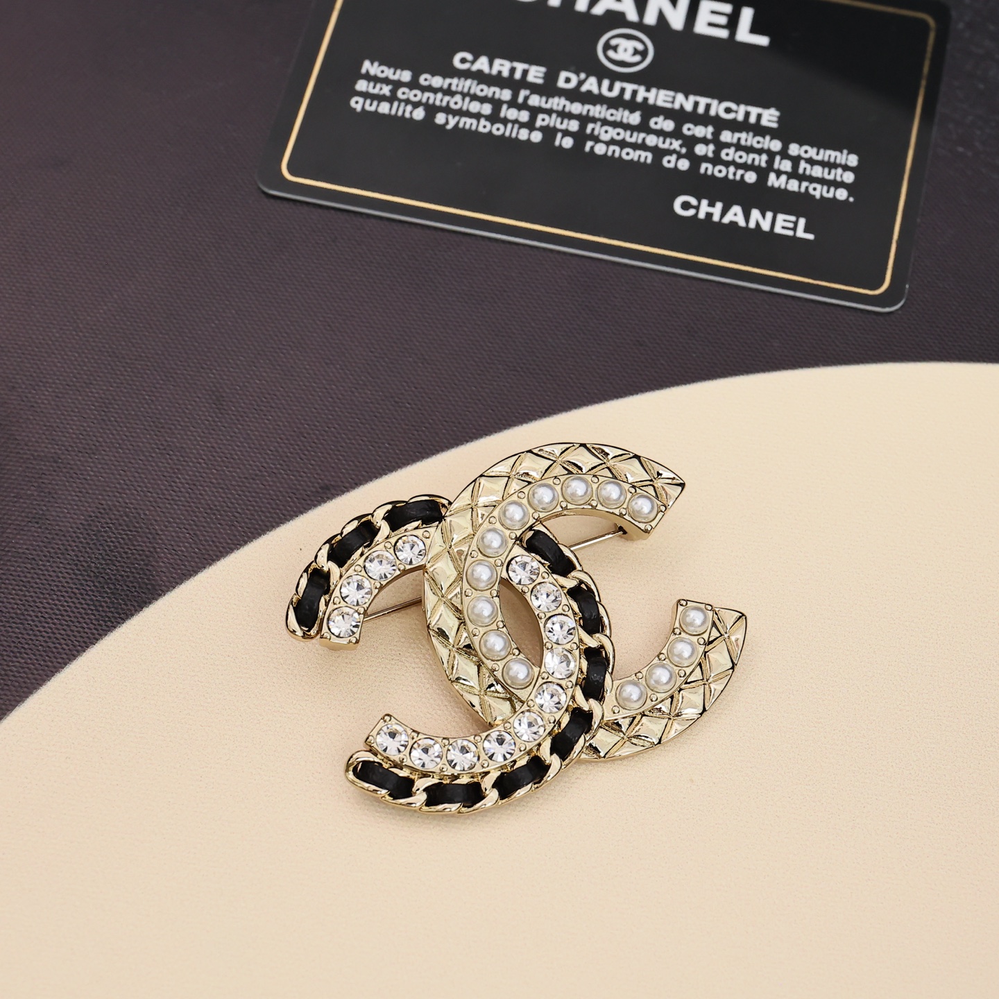  Chanel羊皮水钻双C胸针
菱格纹，水钻，珍珠，羊皮
一口气集齐香奶奶的4大经典元素
经典好看还百搭