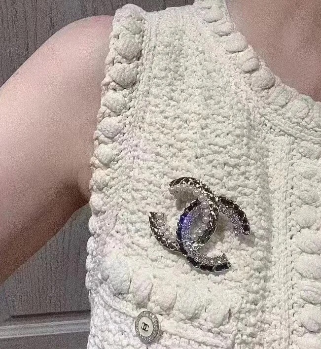  Chanel羊皮水钻双C胸针
菱格纹，水钻，珍珠，羊皮
一口气集齐香奶奶的4大经典元素
经典好看还百搭