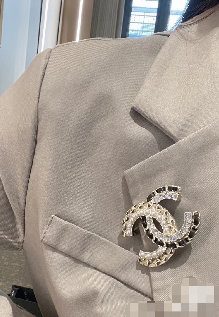  Chanel羊皮水钻双C胸针
菱格纹，水钻，珍珠，羊皮
一口气集齐香奶奶的4大经典元素
经典好看还百搭