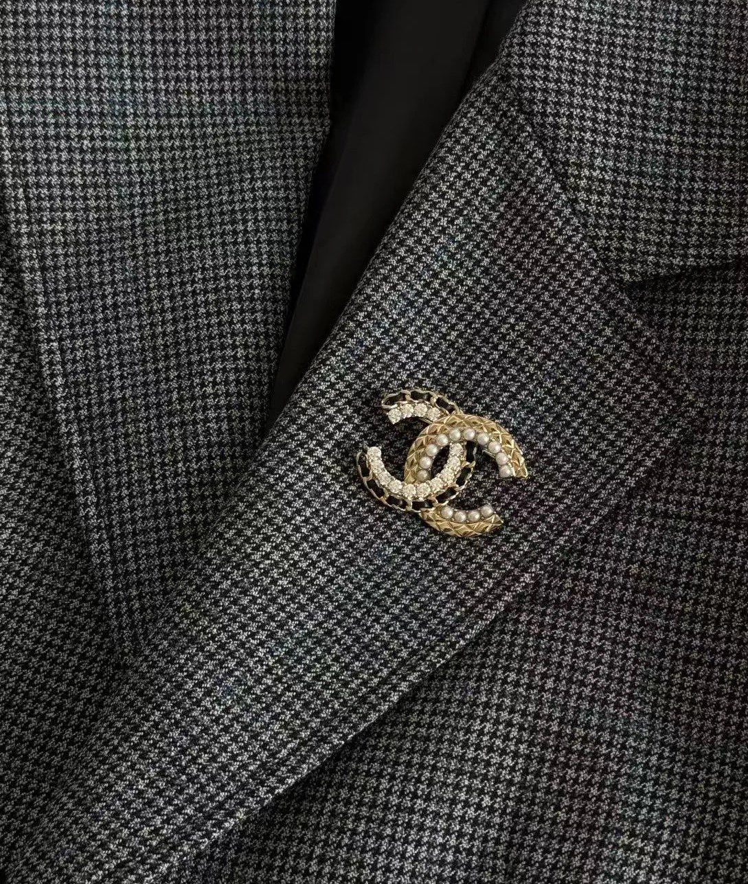  Chanel羊皮水钻双C胸针
菱格纹，水钻，珍珠，羊皮
一口气集齐香奶奶的4大经典元素
经典好看还百搭