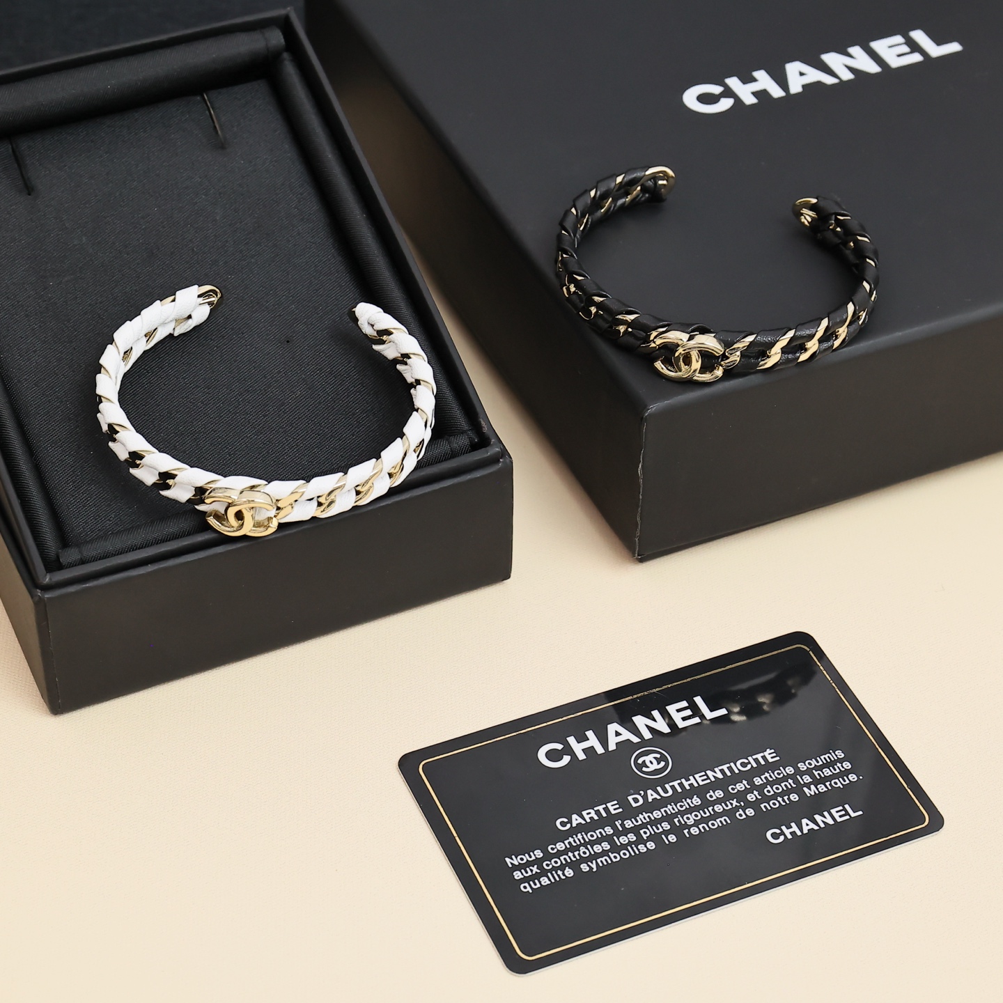  Chanel  羊皮手镯❤️链条跟小羊皮的碰撞，
不要太美腻🥰精致小物件必备 
一年四季都可配戴‼️
