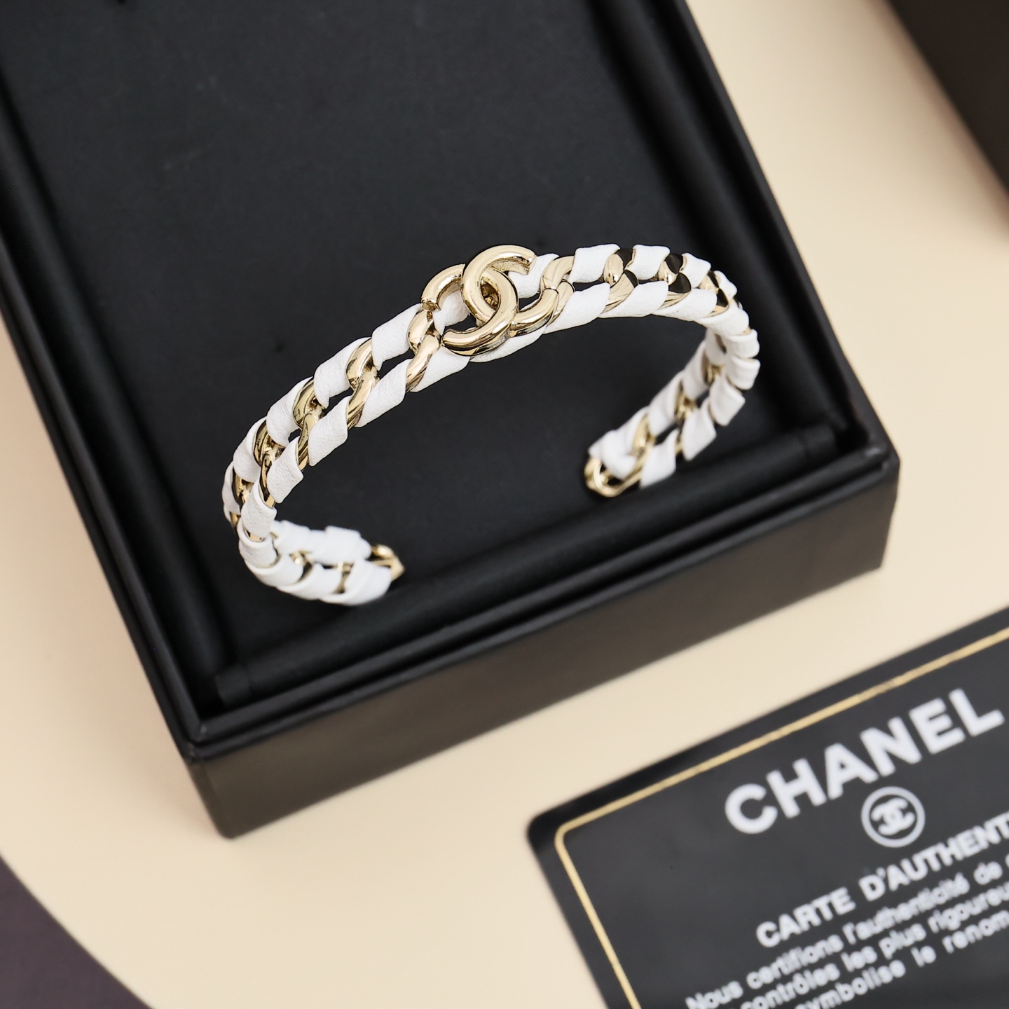  Chanel  羊皮手镯❤️链条跟小羊皮的碰撞，
不要太美腻🥰精致小物件必备 
一年四季都可配戴‼️
