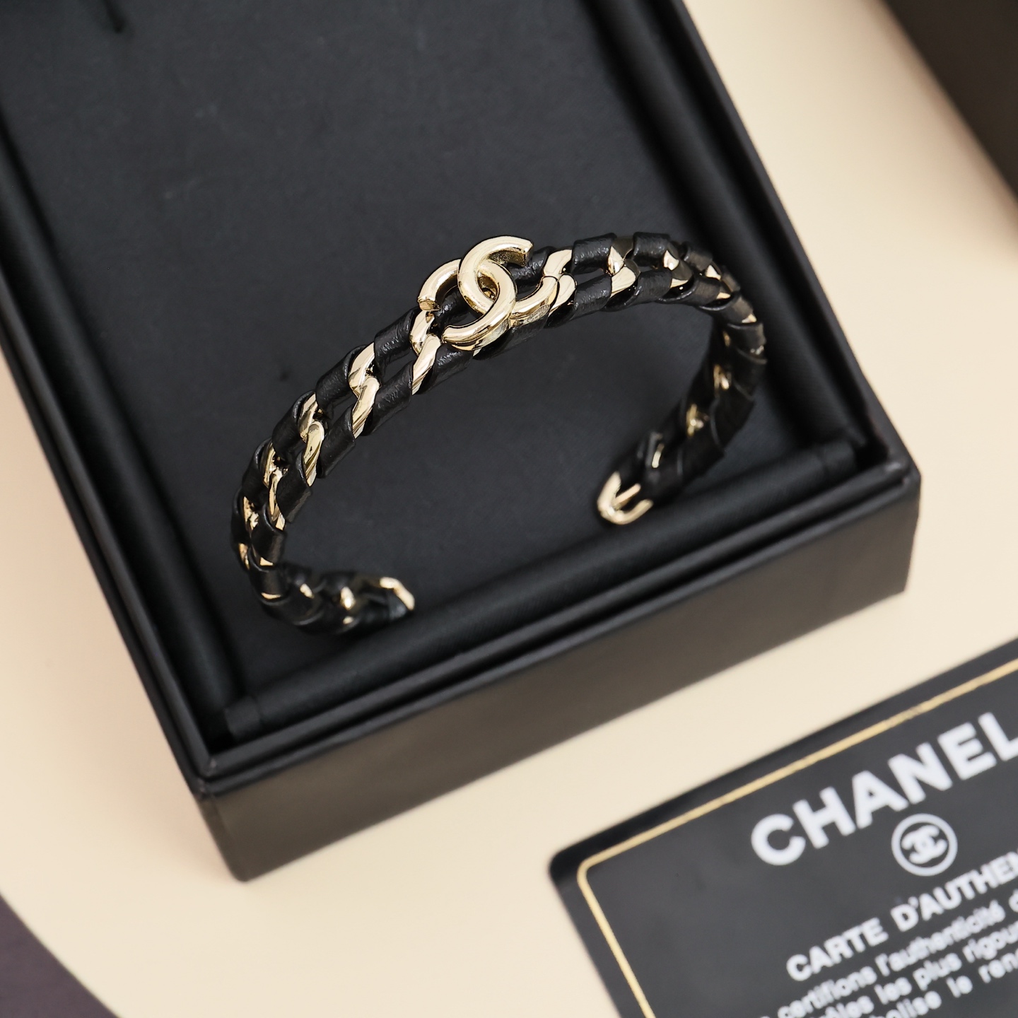  Chanel  羊皮手镯❤️链条跟小羊皮的碰撞，
不要太美腻🥰精致小物件必备 
一年四季都可配戴‼️

