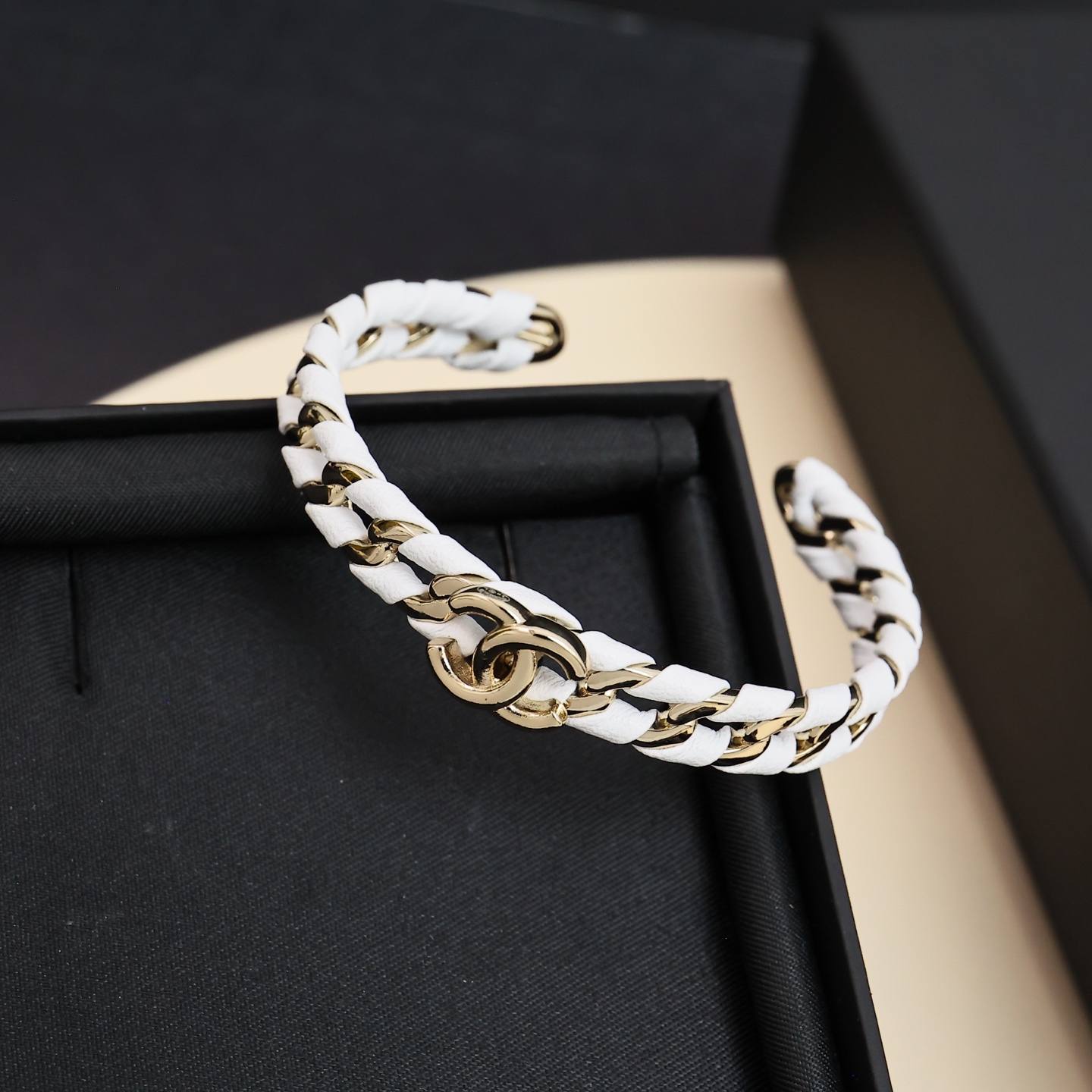 Chanel  羊皮手镯❤️链条跟小羊皮的碰撞，
不要太美腻🥰精致小物件必备 
一年四季都可配戴‼️
